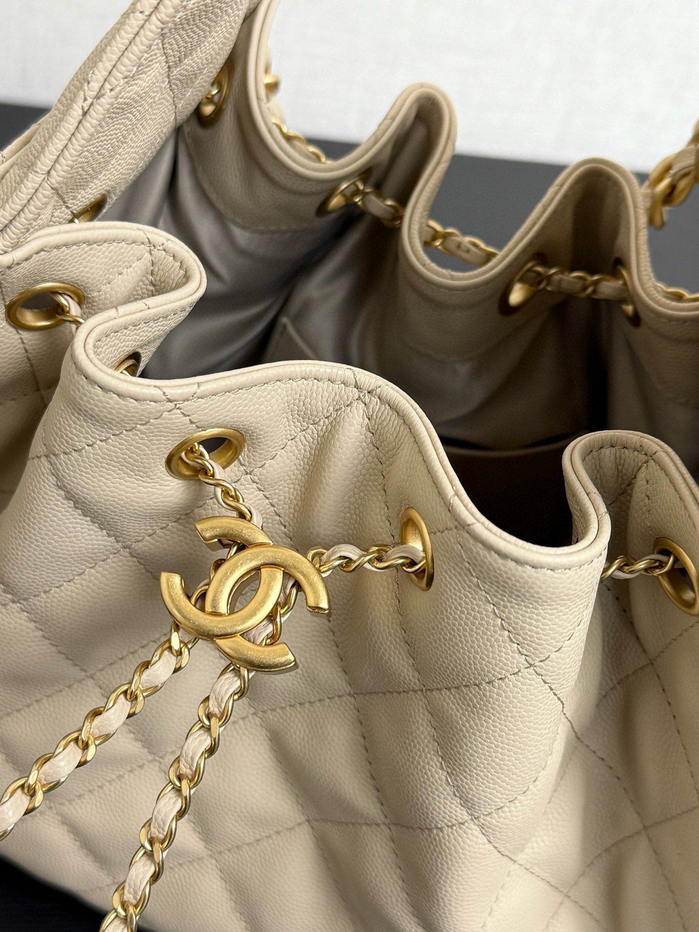 Adjustable chain,beige bucket bag