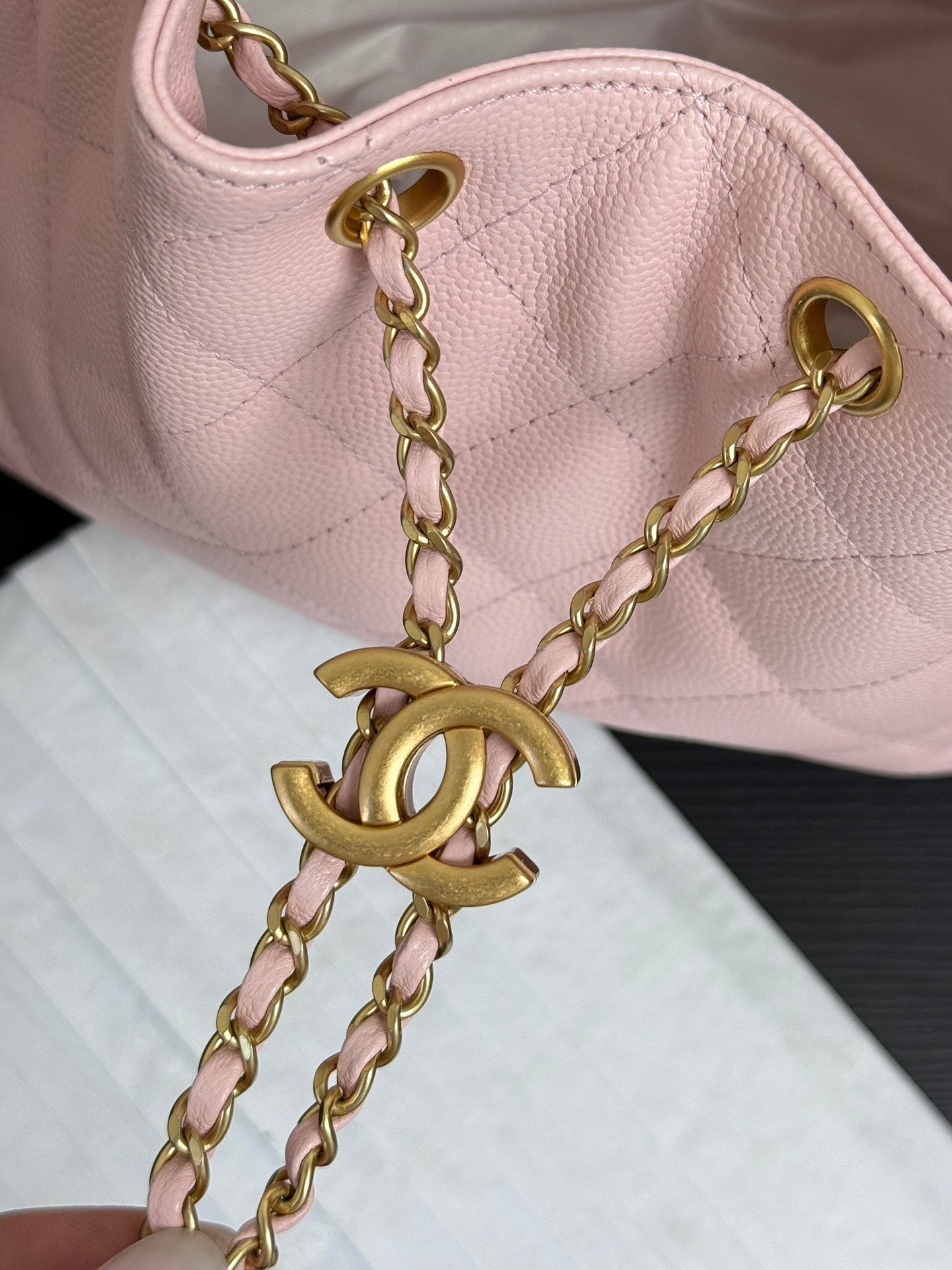 Adjustable chain, light pink bucket bag