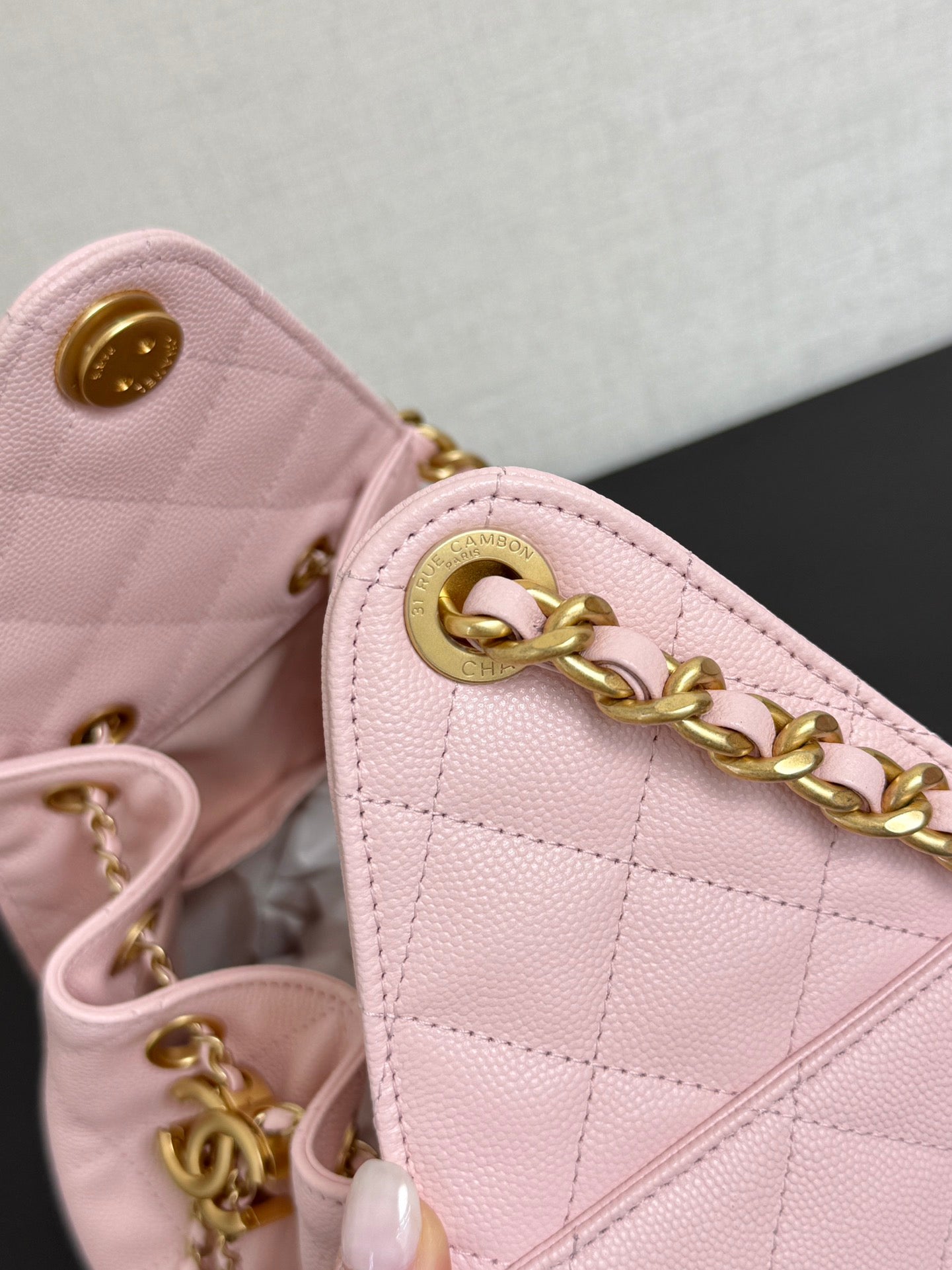 Adjustable chain, light pink bucket bag