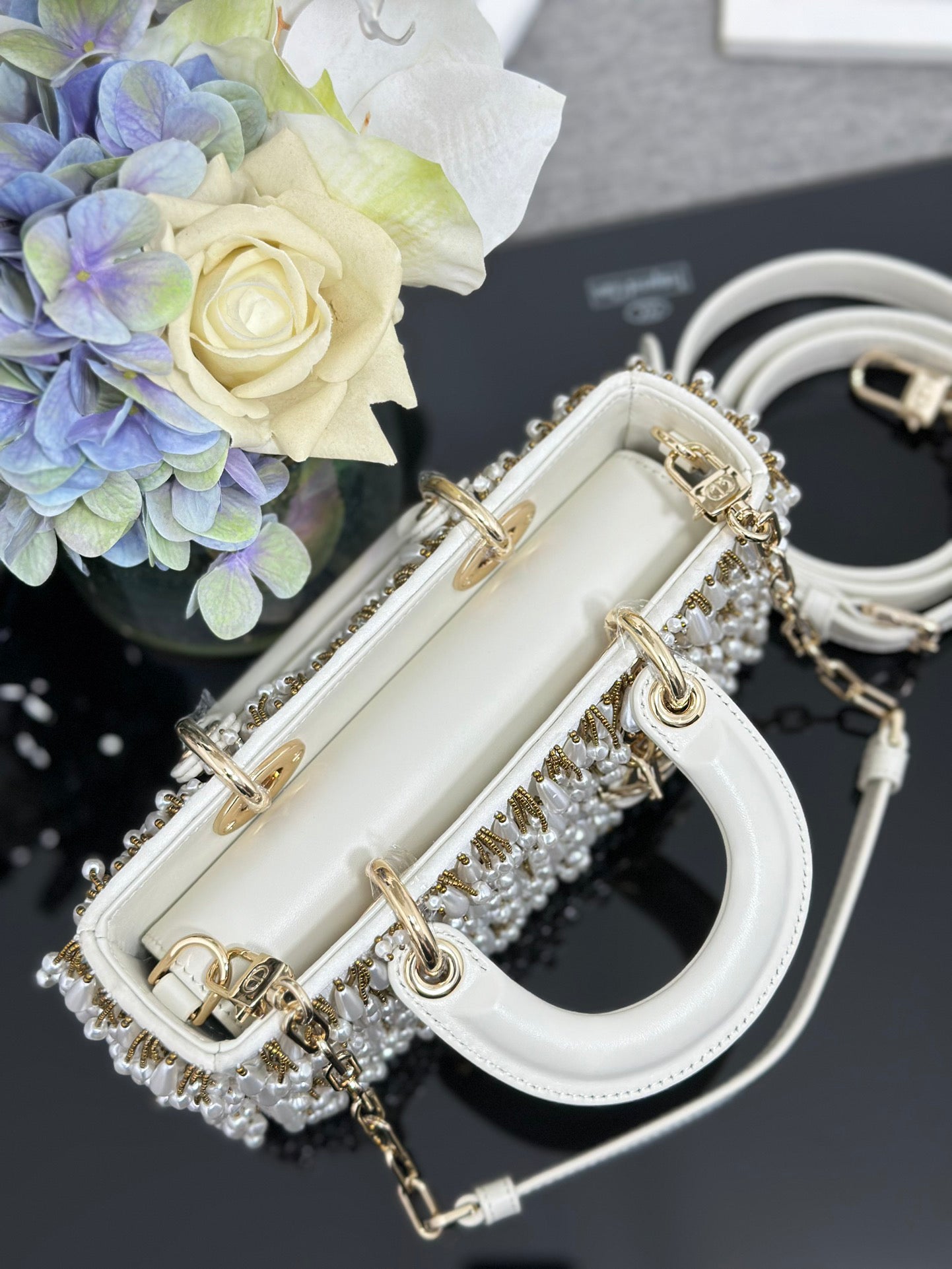 Small - sized Embroidered White Pearlescent Handbag