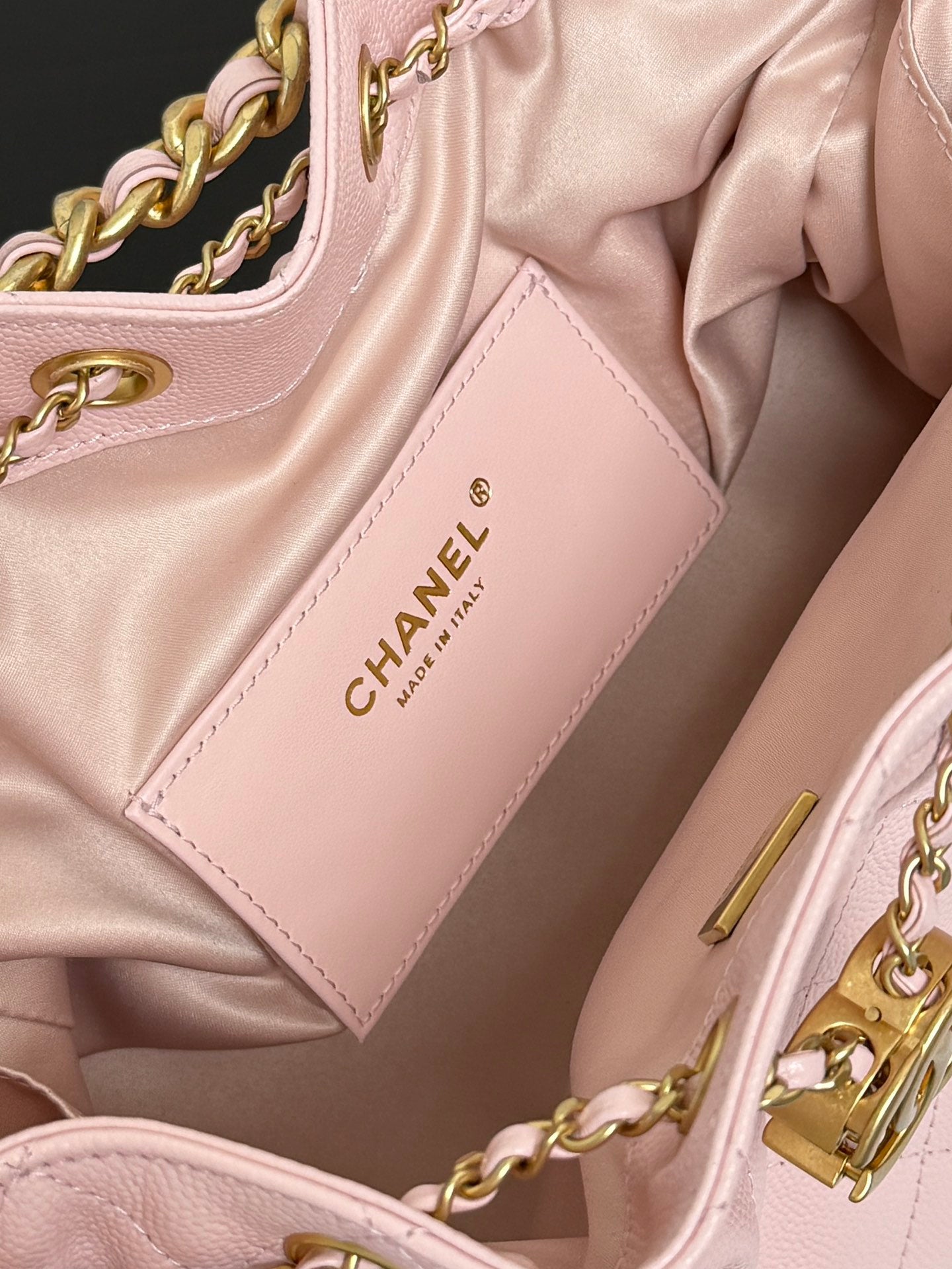 Adjustable chain, light pink bucket bag