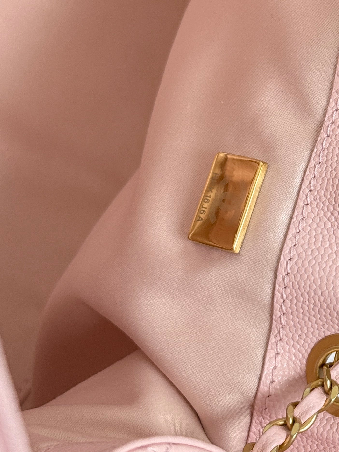 Adjustable chain, light pink bucket bag