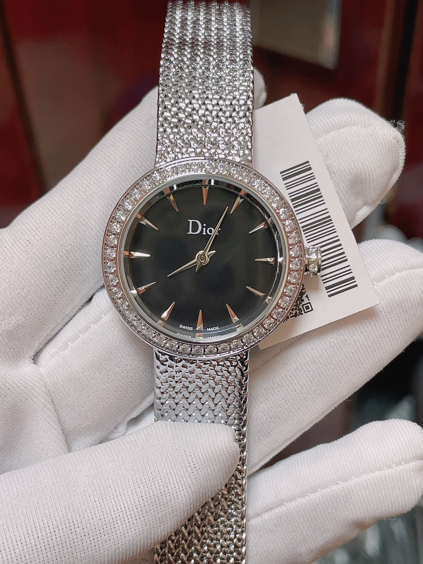 Dior Luxury Diamond - encrusted Watch: A Pinnacle of Elegance