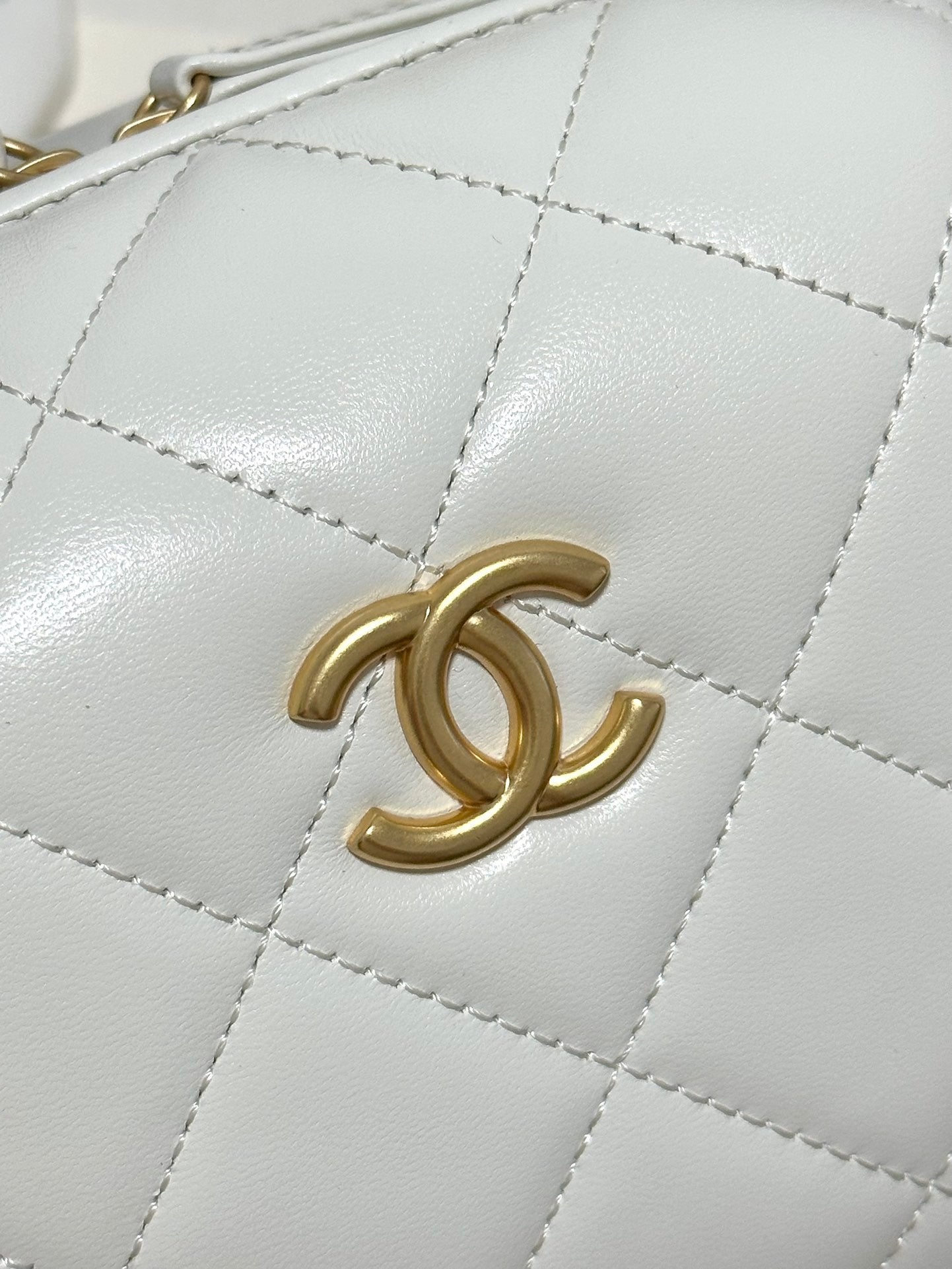 White Round Box shaped Chain strap Fashion Makeup Bag