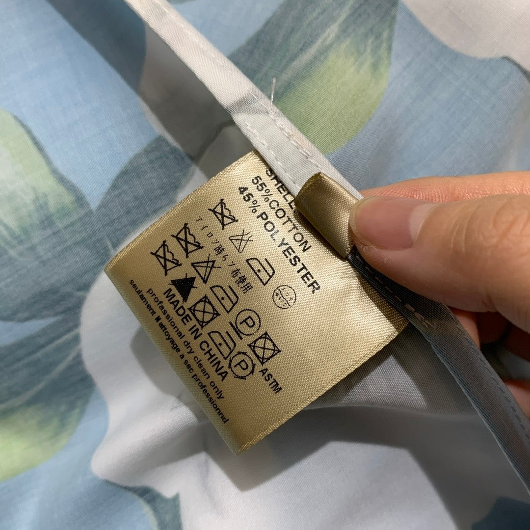 Short - sleeved dress with floral prints, single - breasted placket, and convertible collar