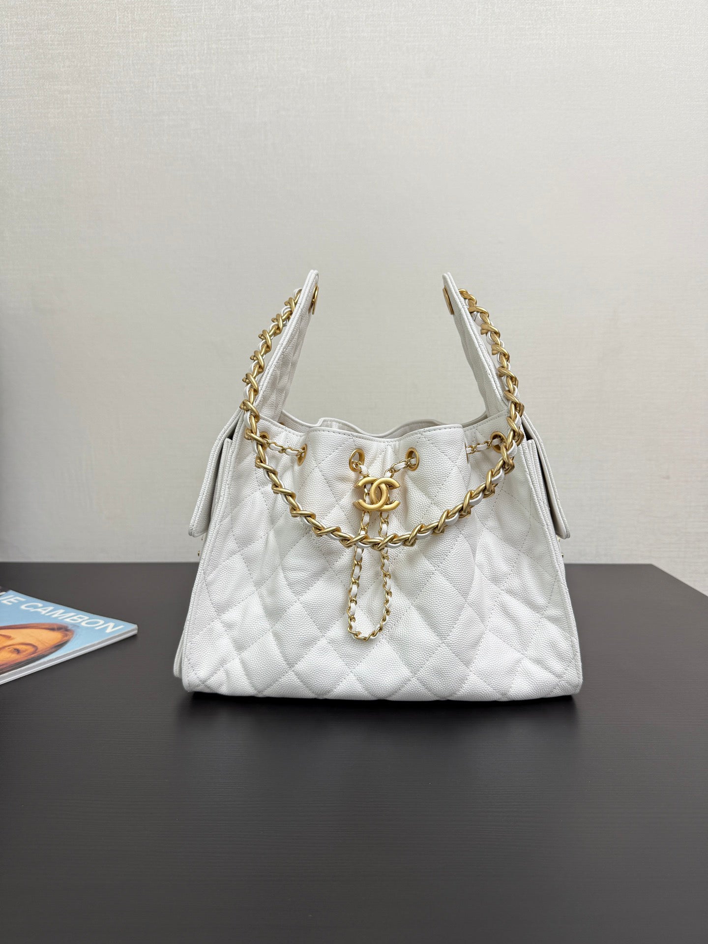 Adjustable chain,white bucket bag