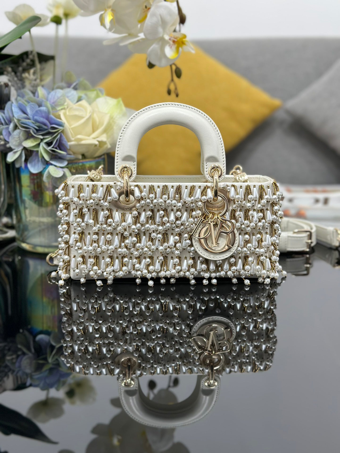 Small - sized Embroidered White Pearlescent Handbag