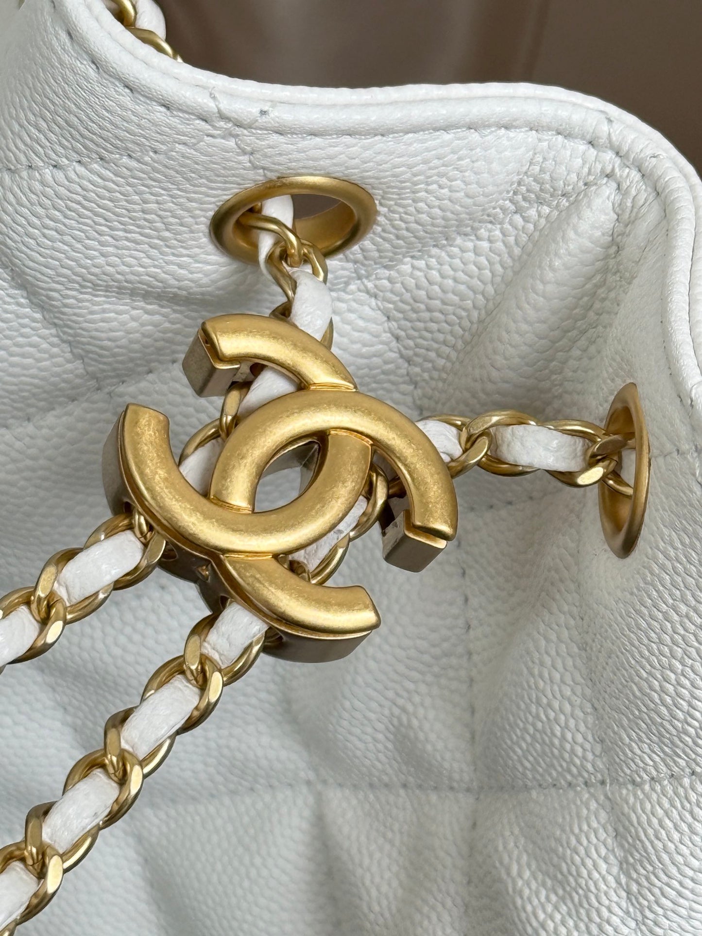 Adjustable chain,white bucket bag