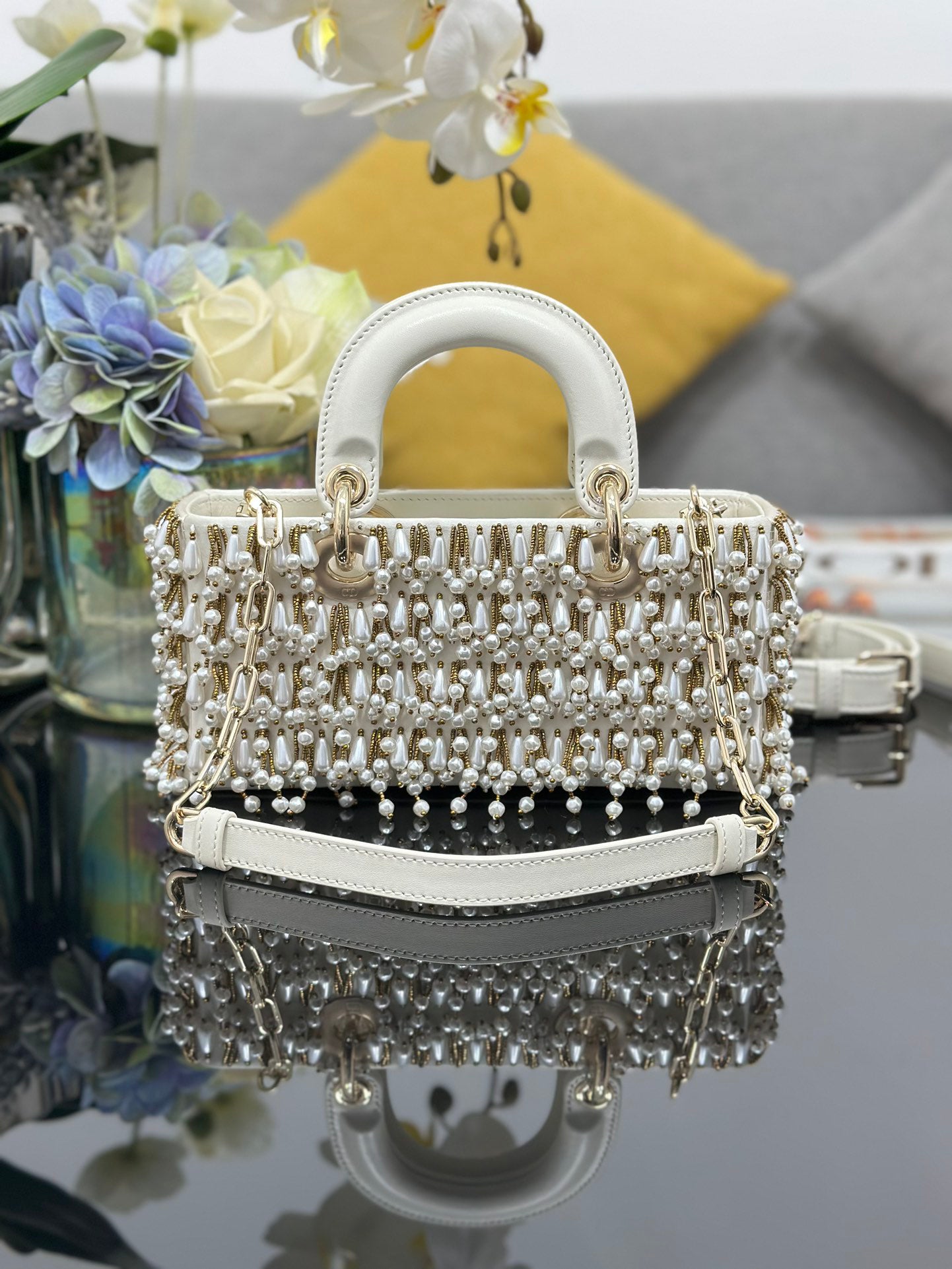 Small - sized Embroidered White Pearlescent Handbag