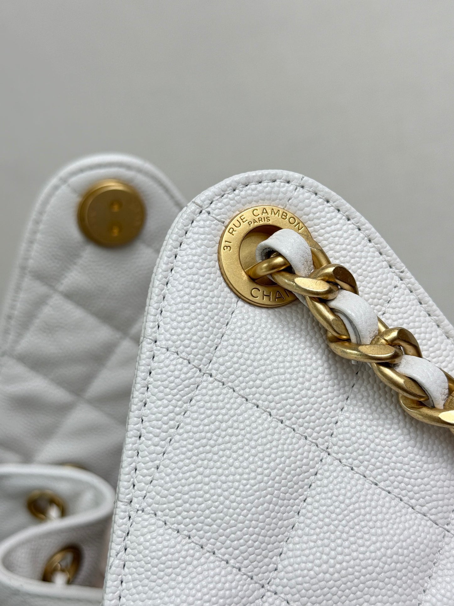 Adjustable chain,white bucket bag