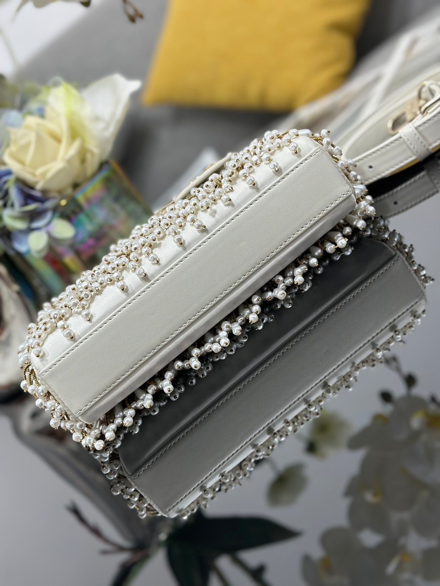 Small - sized Embroidered White Pearlescent Handbag