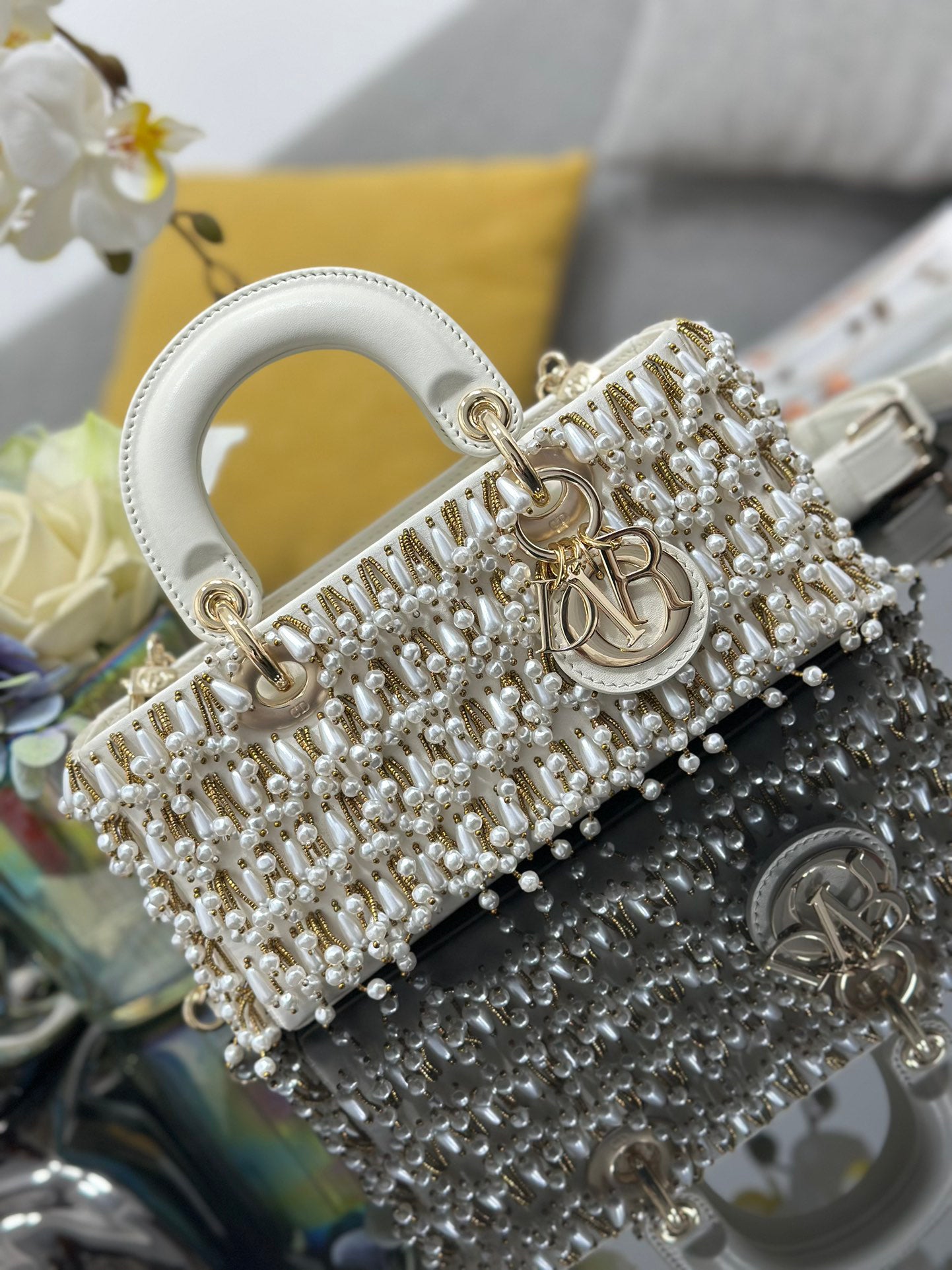 Small - sized Embroidered White Pearlescent Handbag