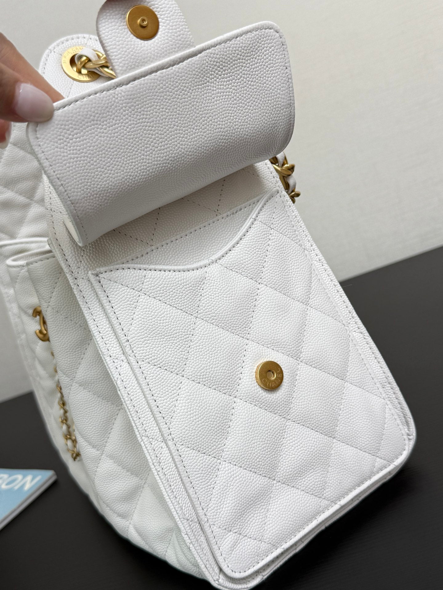Adjustable chain,white bucket bag