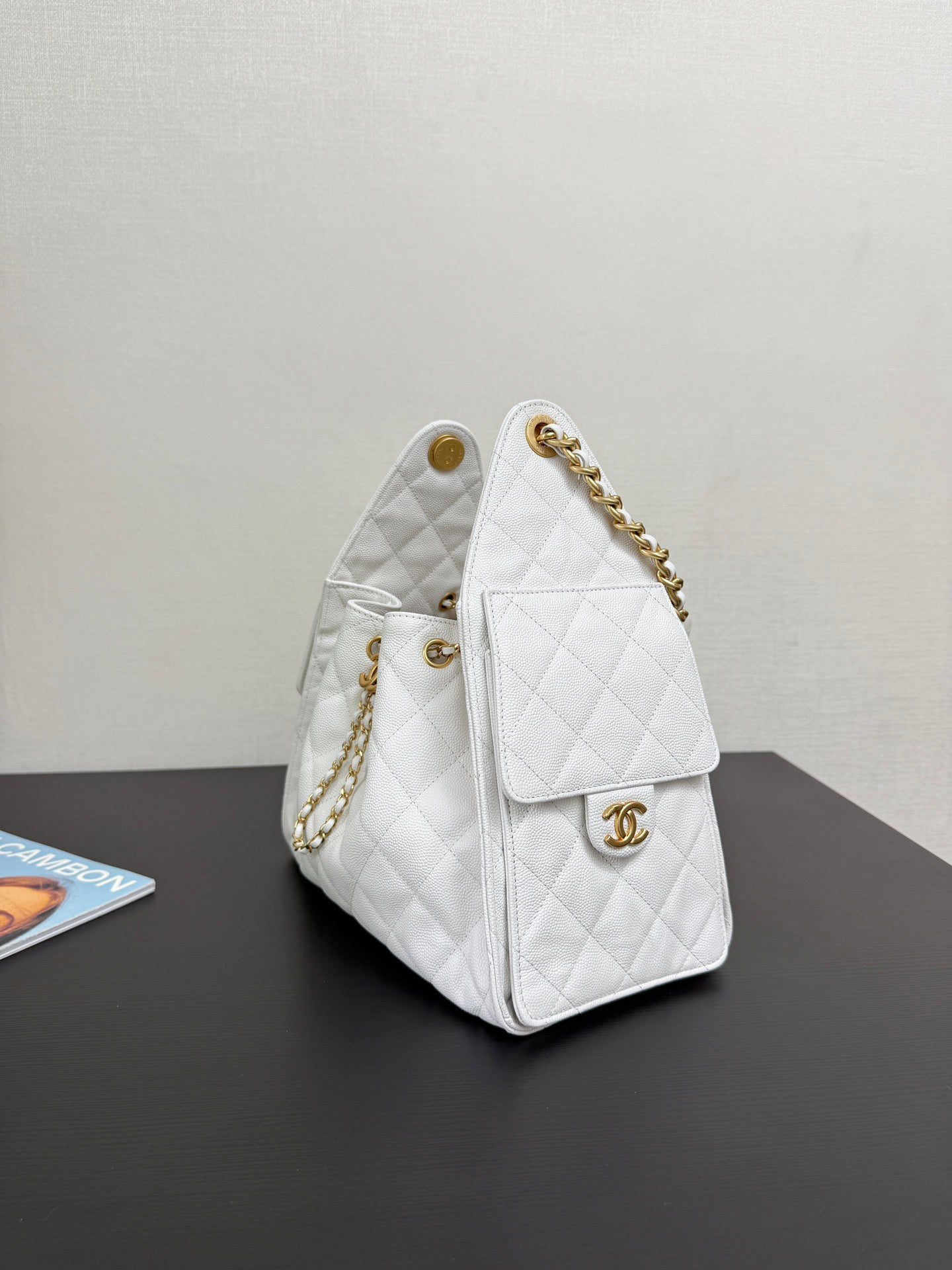 Adjustable chain,white bucket bag