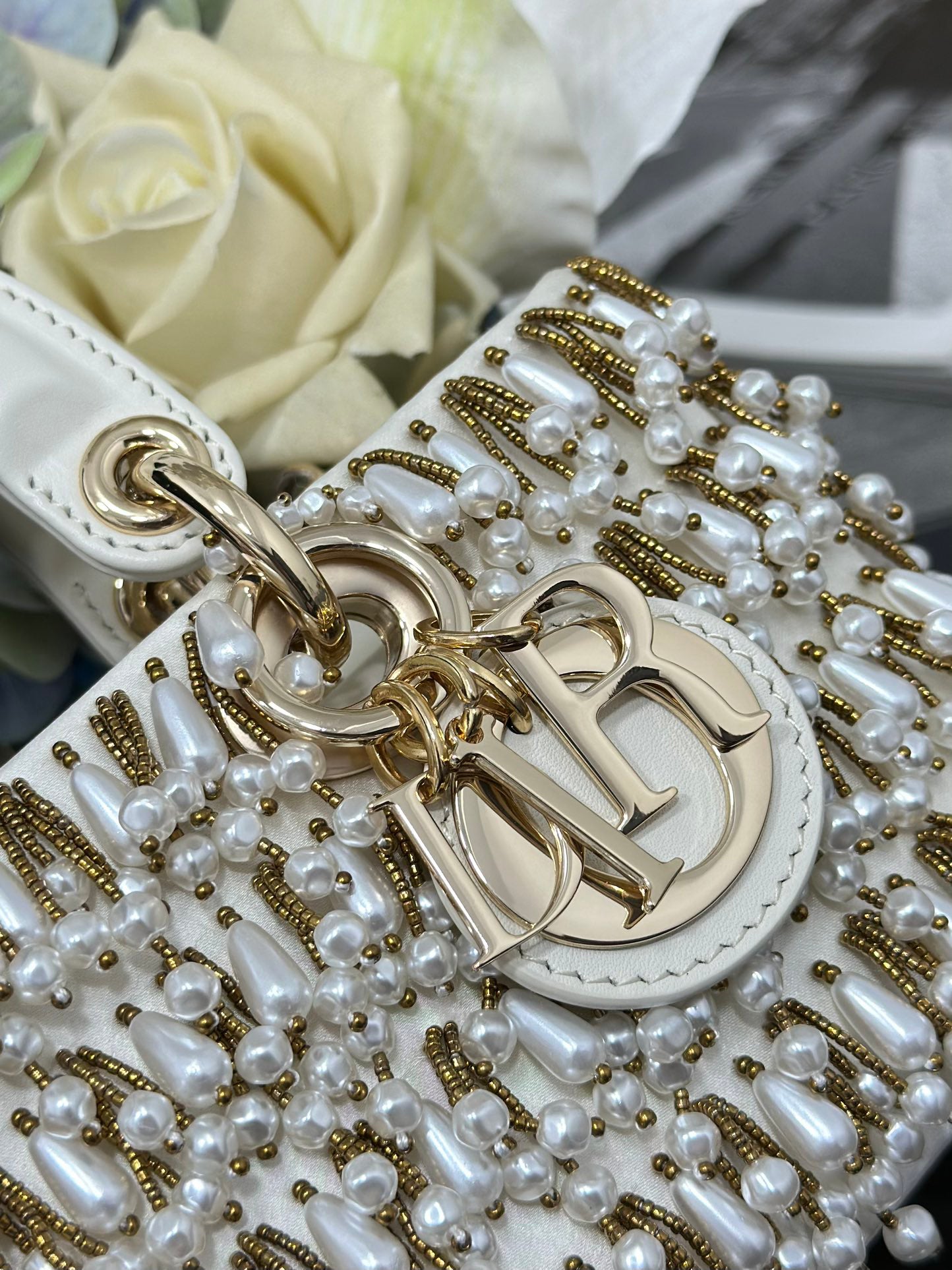 Small - sized Embroidered White Pearlescent Handbag