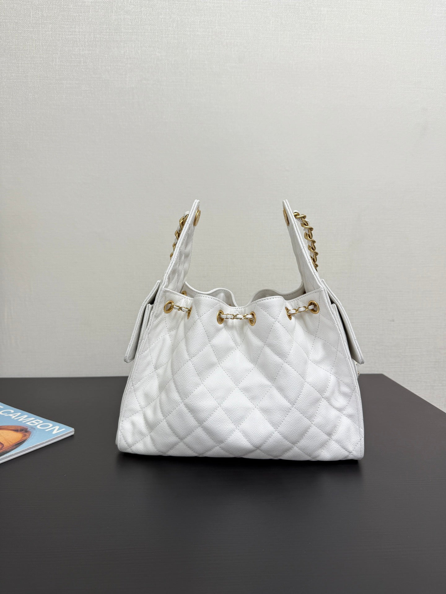 Adjustable chain,white bucket bag