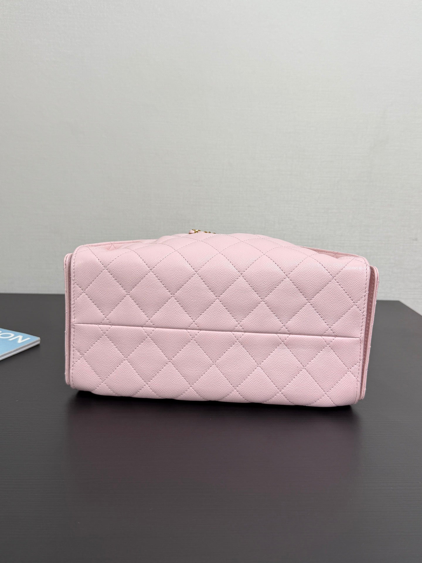 Adjustable chain, light pink bucket bag