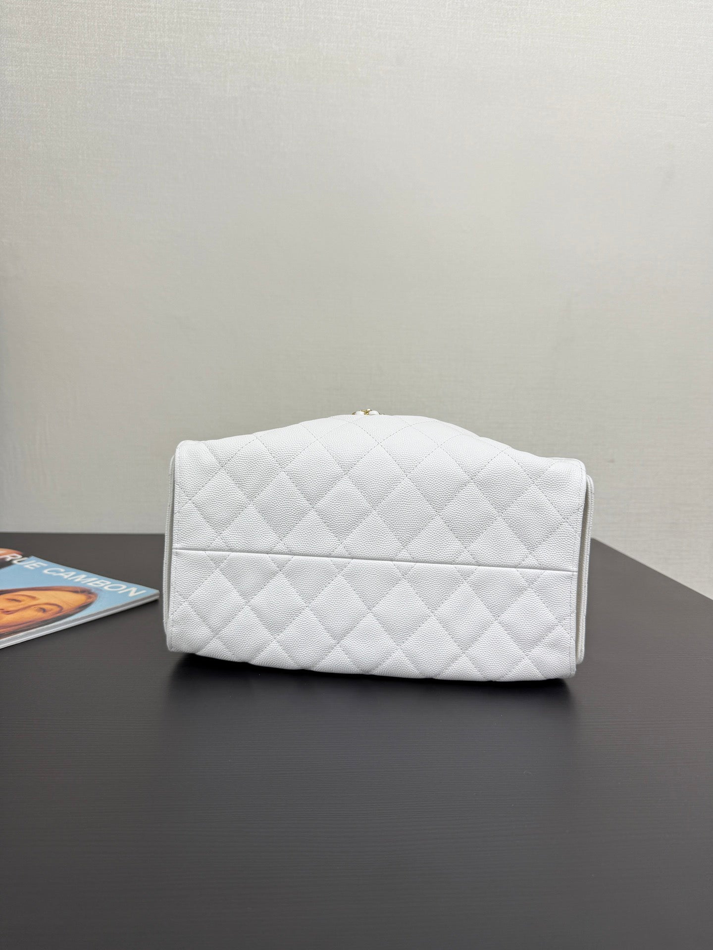 Adjustable chain,white bucket bag