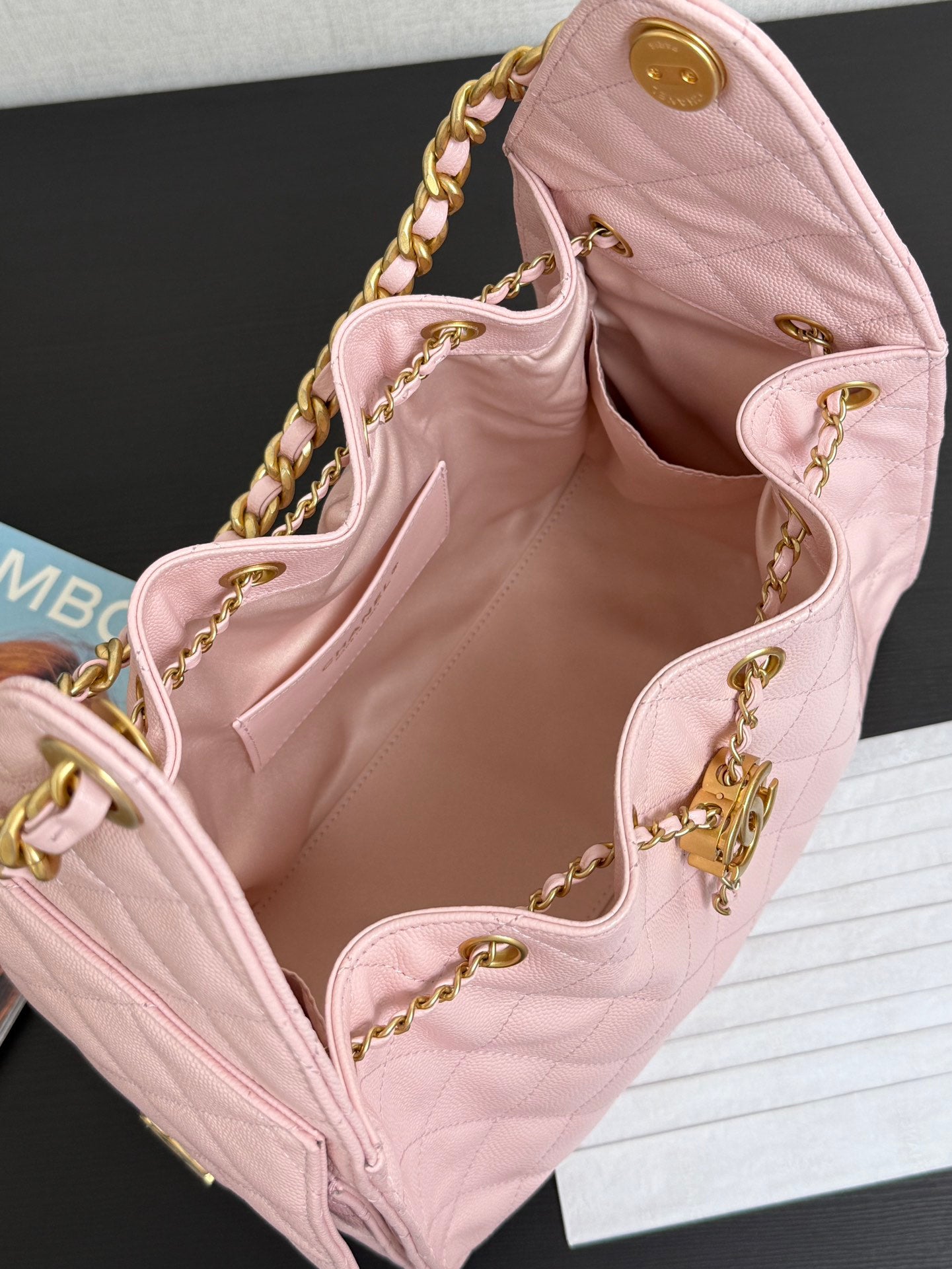 Adjustable chain, light pink bucket bag