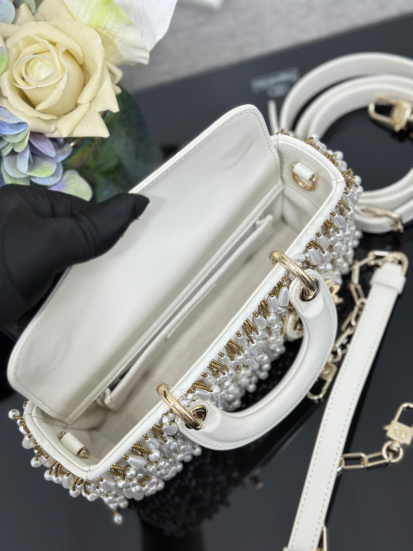 Small - sized Embroidered White Pearlescent Handbag