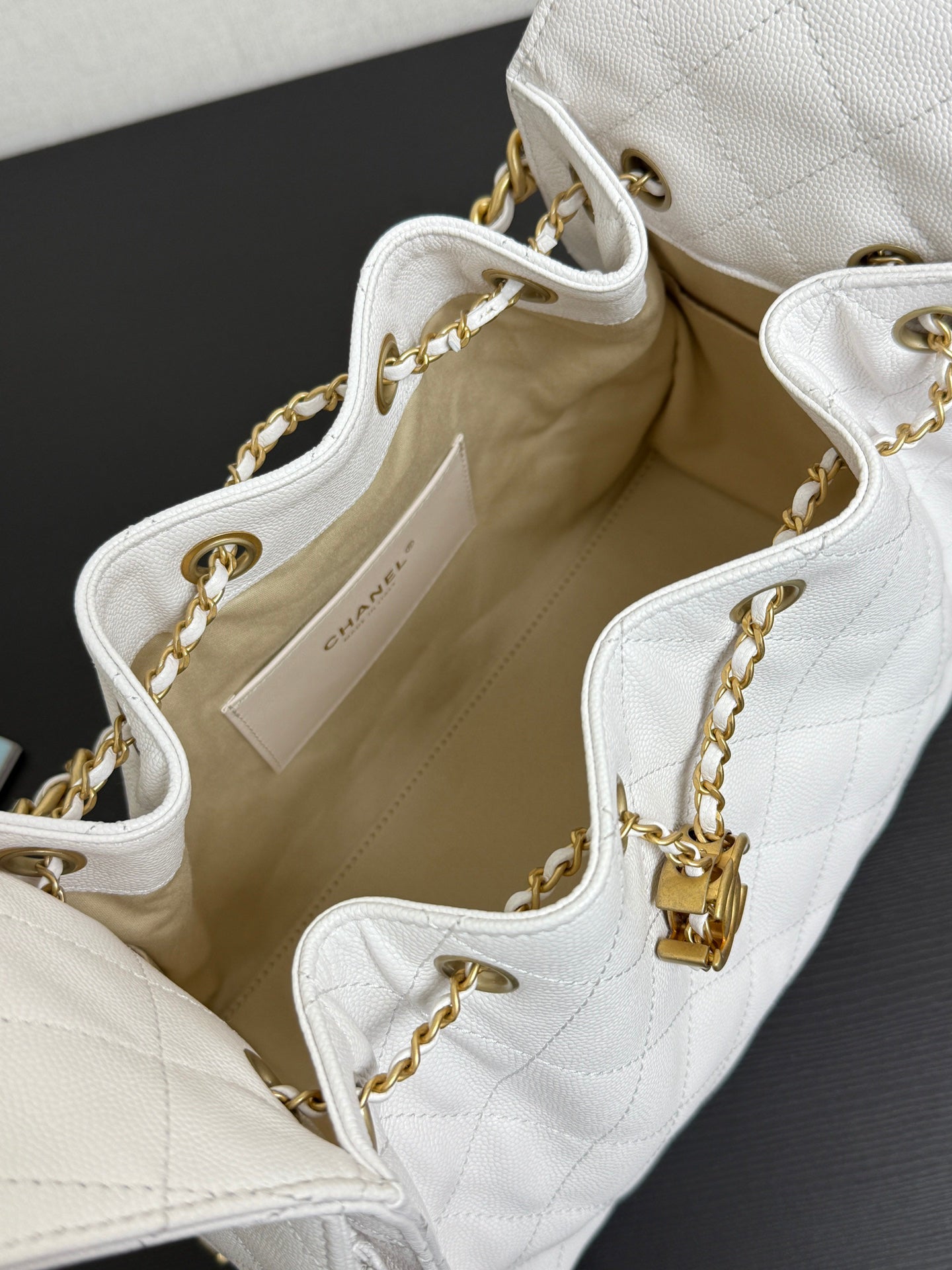 Adjustable chain,white bucket bag