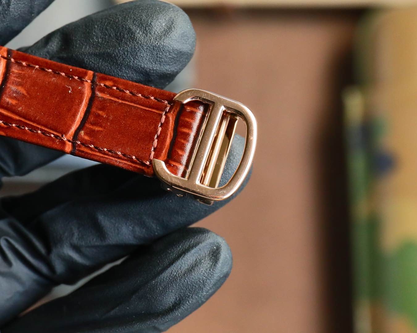 Cartier. Imported quartz movement. Top-grain calfskin leather. Arched blue light glass.