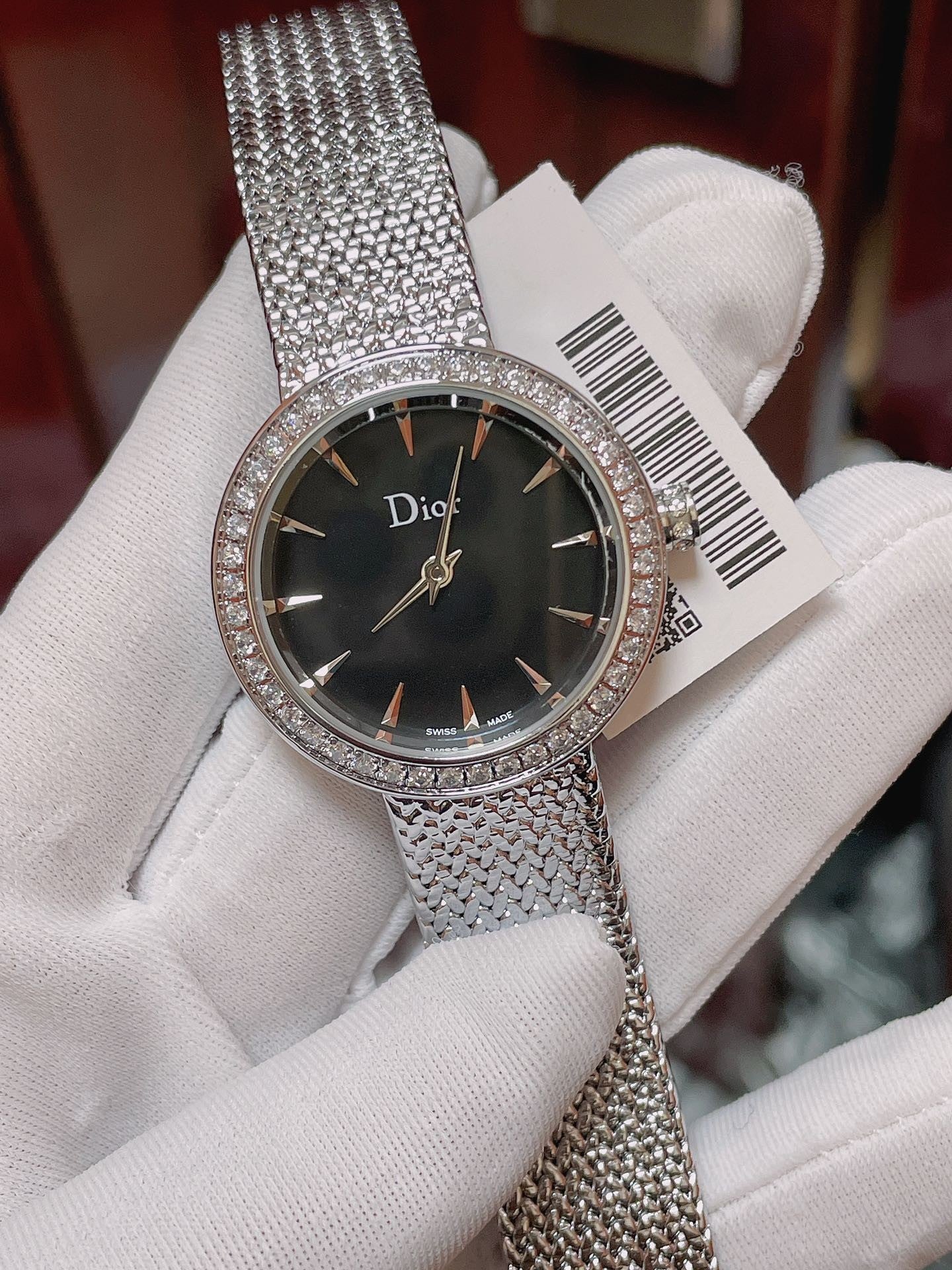 Dior Luxury Diamond - encrusted Watch: A Pinnacle of Elegance