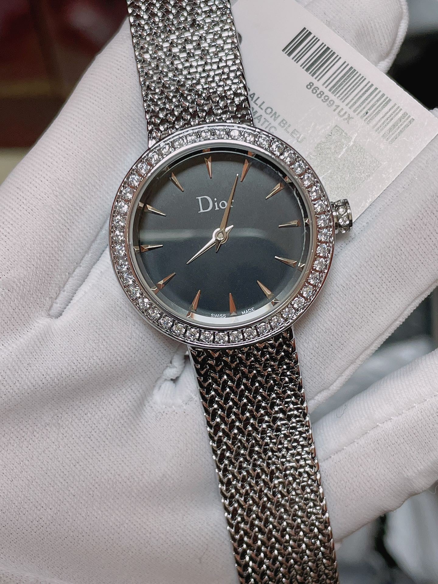 Dior Luxury Diamond - encrusted Watch: A Pinnacle of Elegance