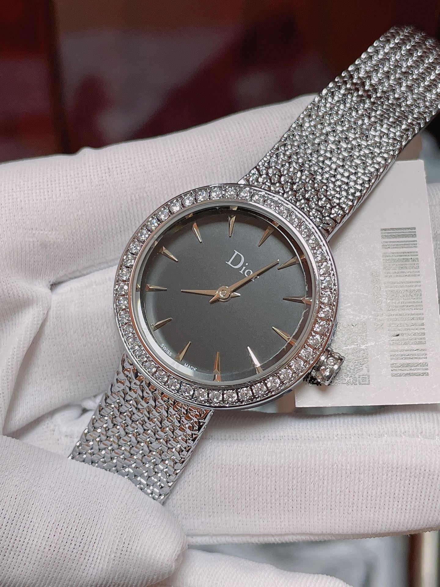 Dior Luxury Diamond - encrusted Watch: A Pinnacle of Elegance