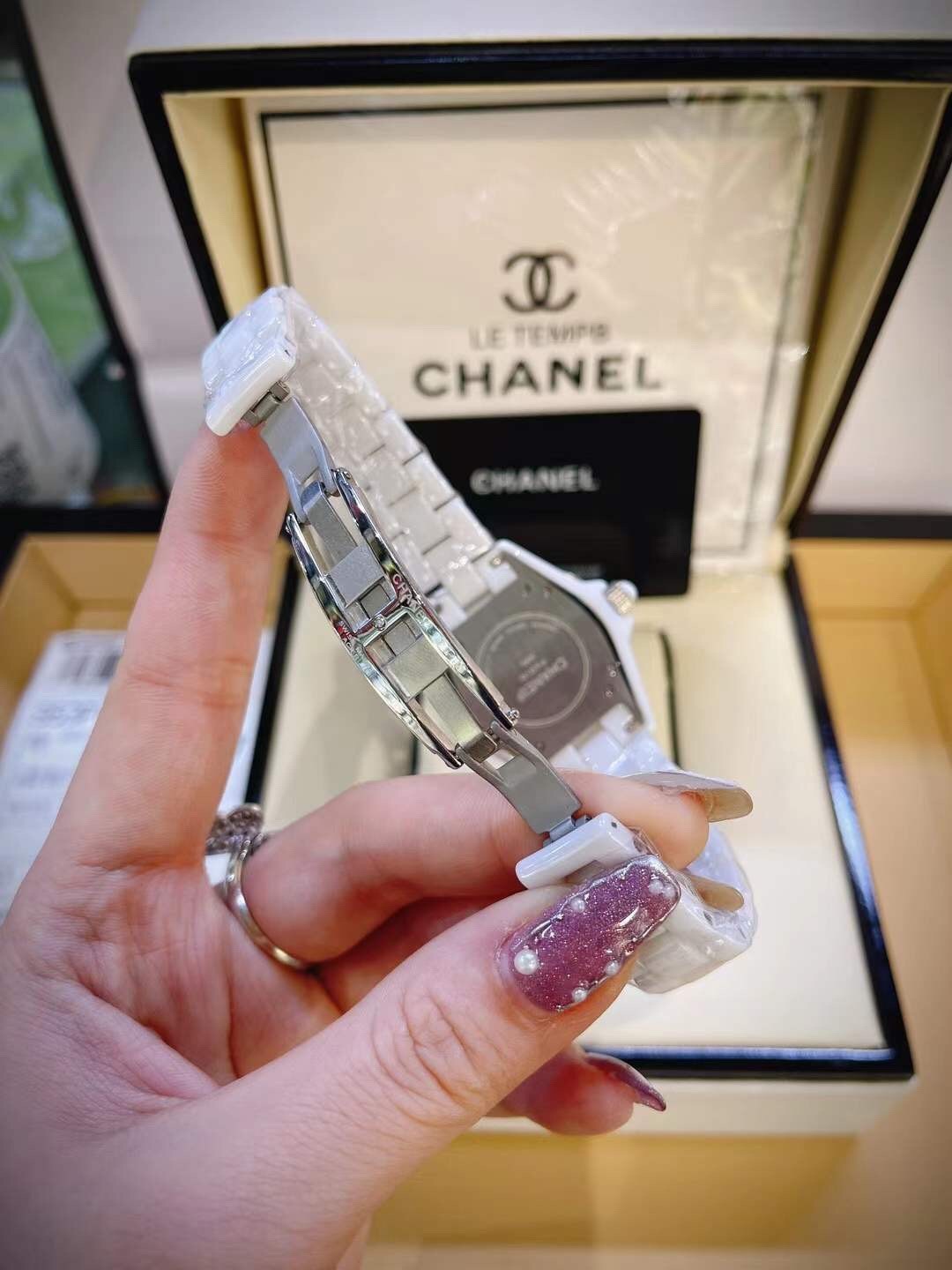 Chanel's Exquisite White Ceramic Watch: Timeless Elegance