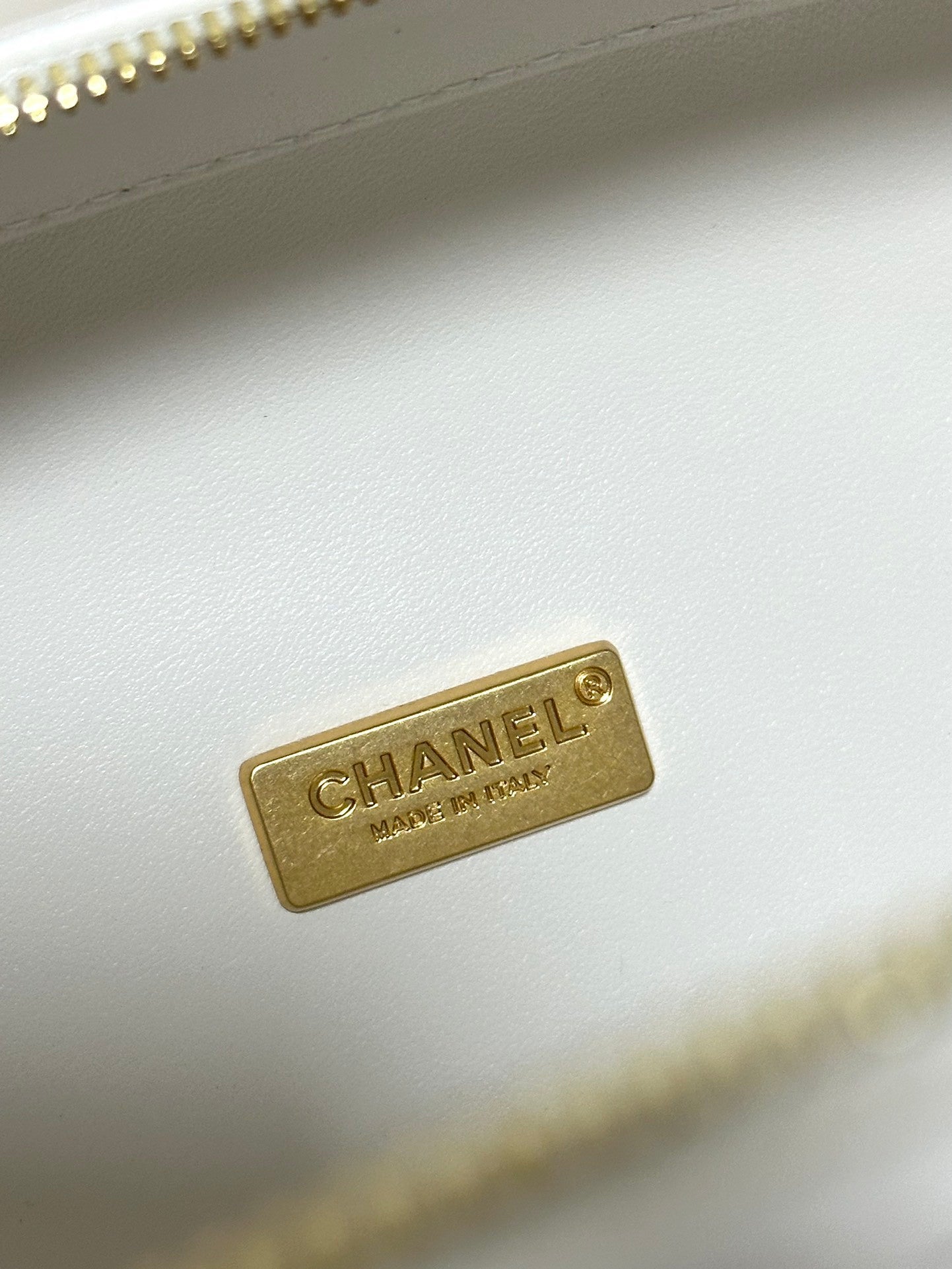 White Round Box  shaped Chain strap Fashion Makeup Bag