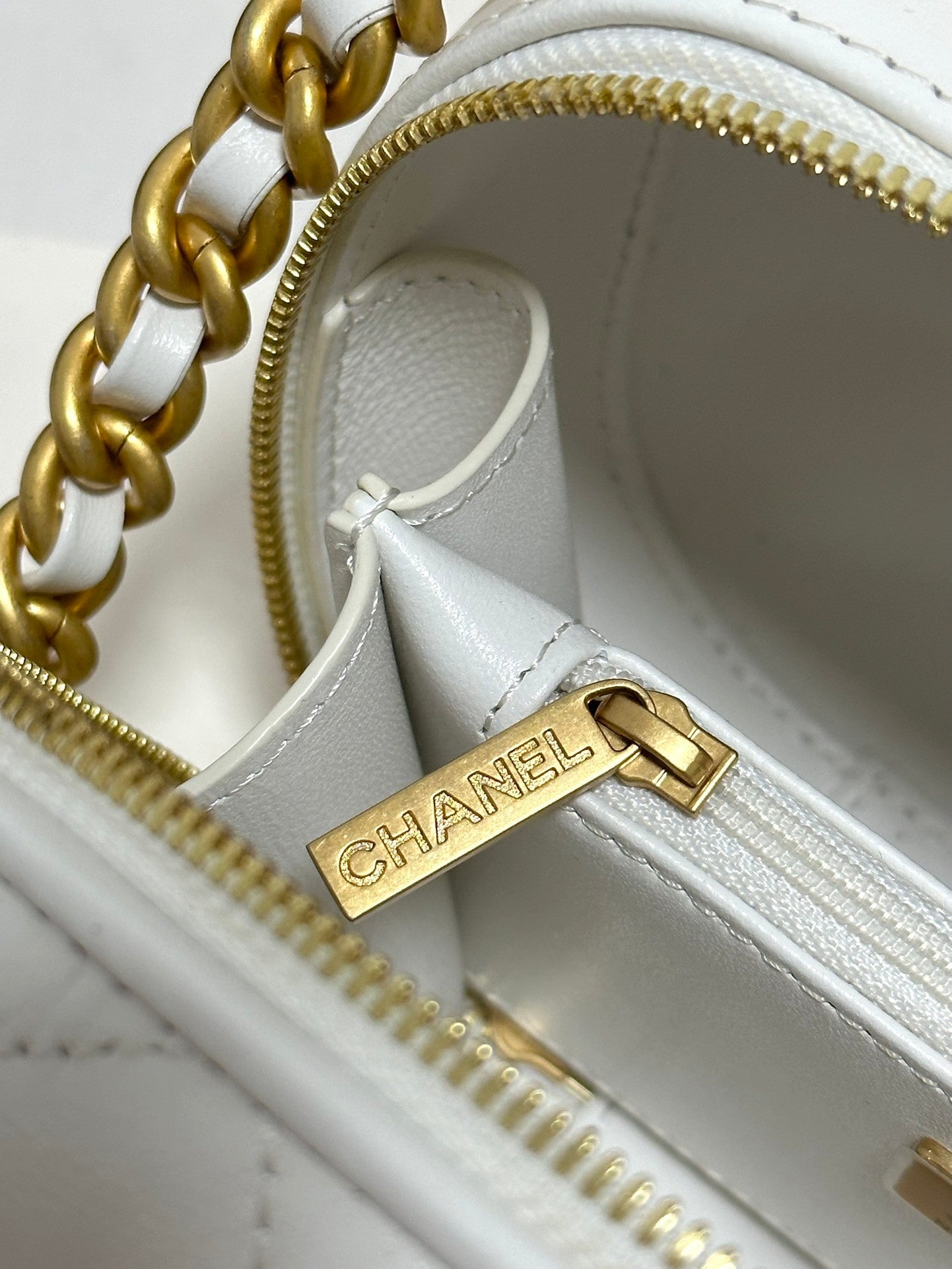 White Round Box  shaped Chain strap Fashion Makeup Bag