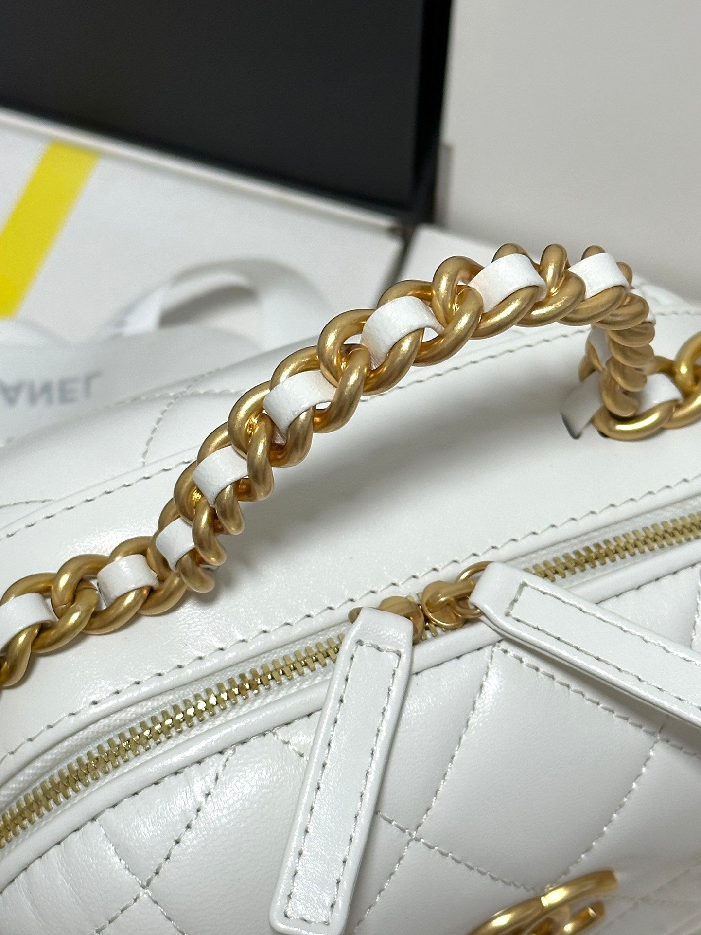 White Round Box  shaped Chain strap Fashion Makeup Bag