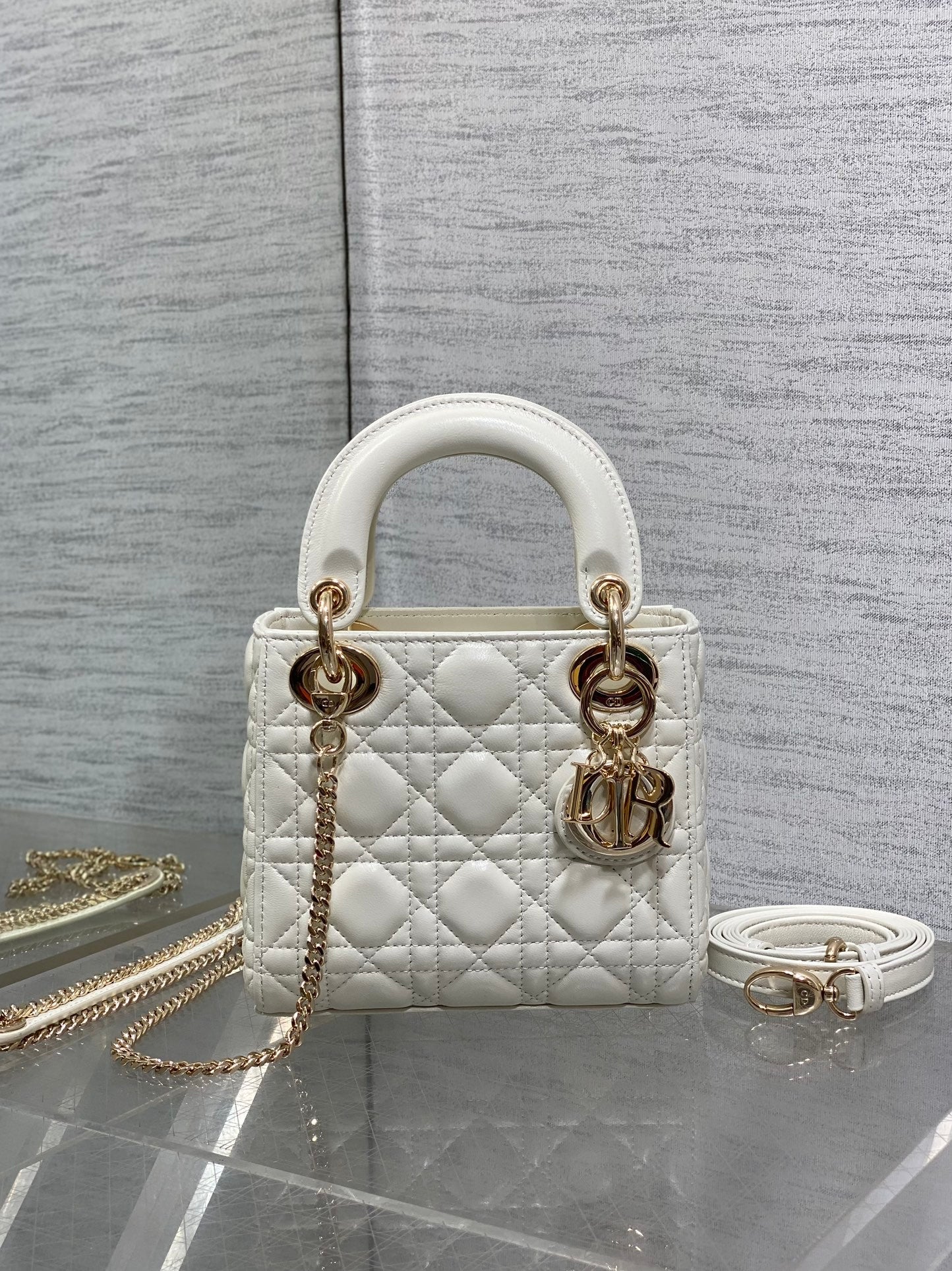 Classic White Quilted Handbag: A Choice of Exquisite Elegance