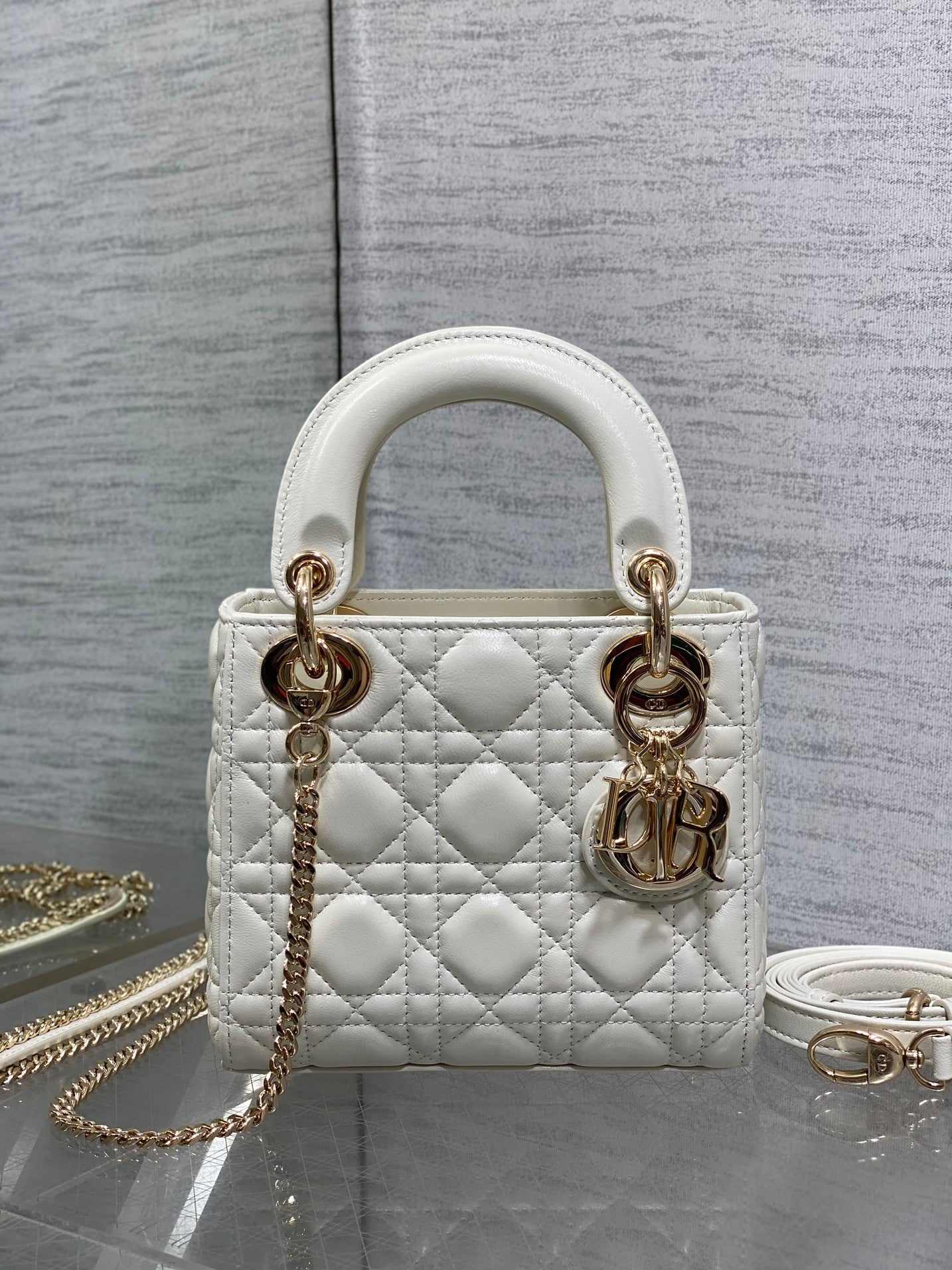 Classic White Quilted Handbag: A Choice of Exquisite Elegance