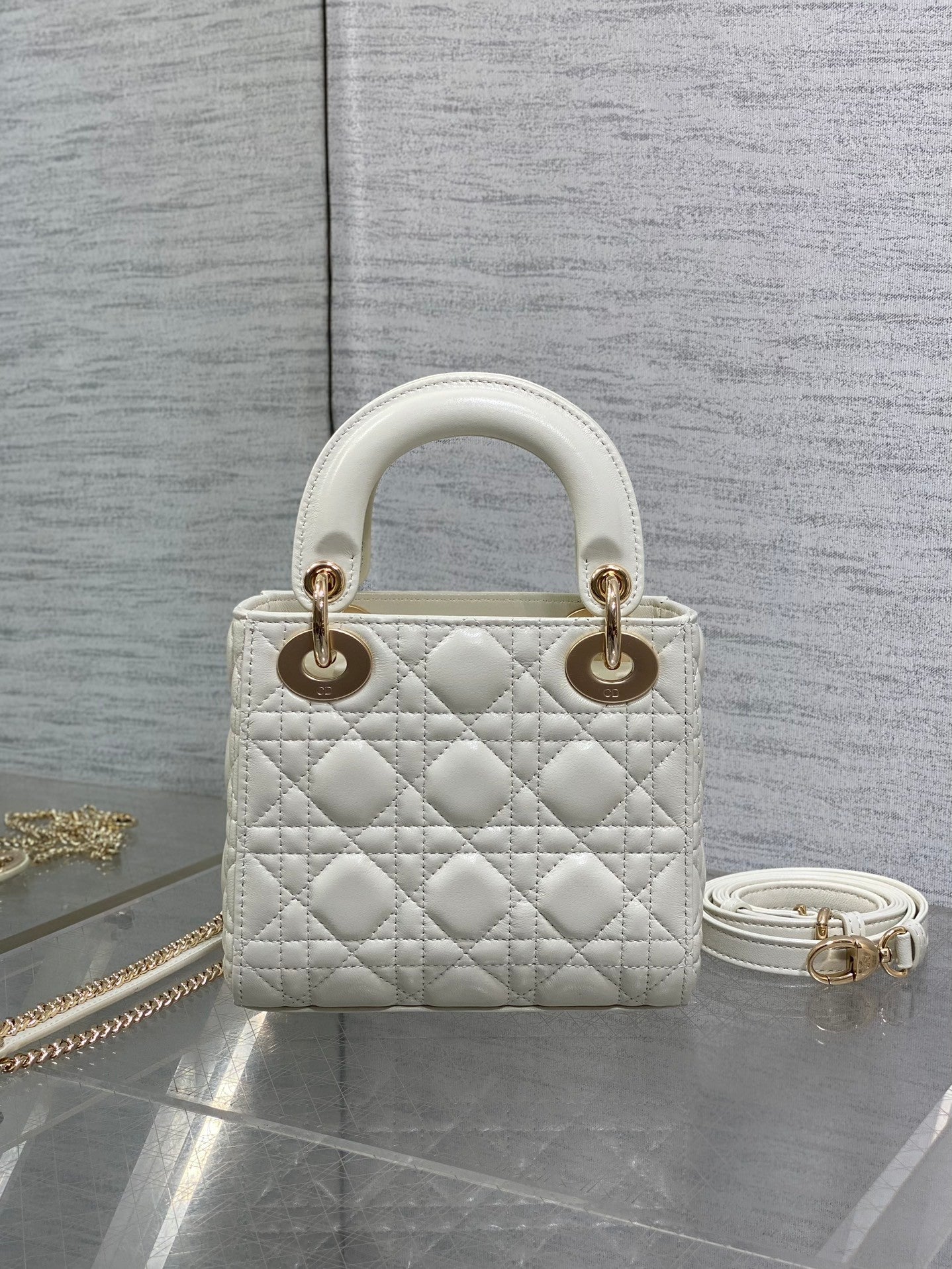 Classic White Quilted Handbag: A Choice of Exquisite Elegance