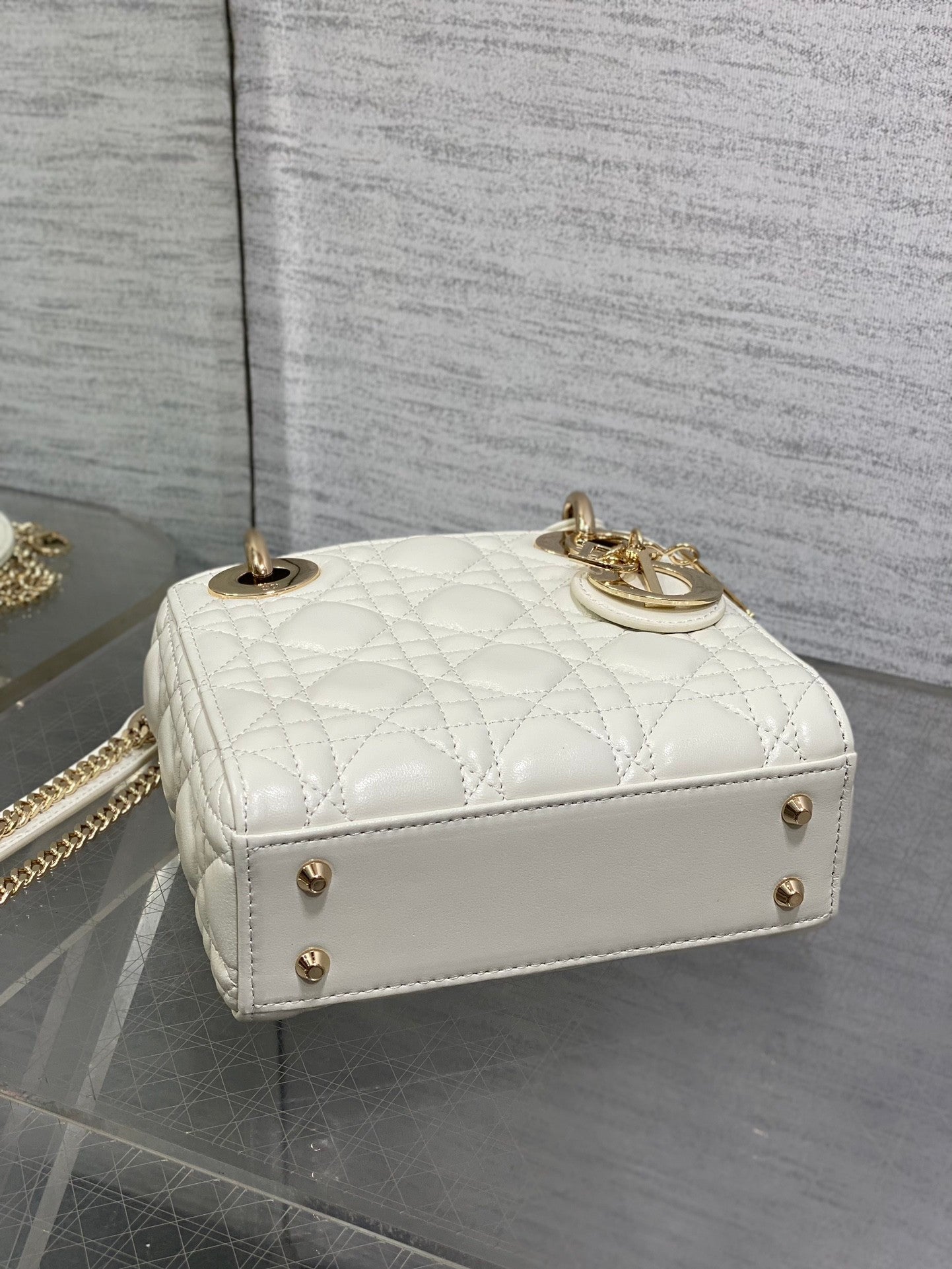 Classic White Quilted Handbag: A Choice of Exquisite Elegance