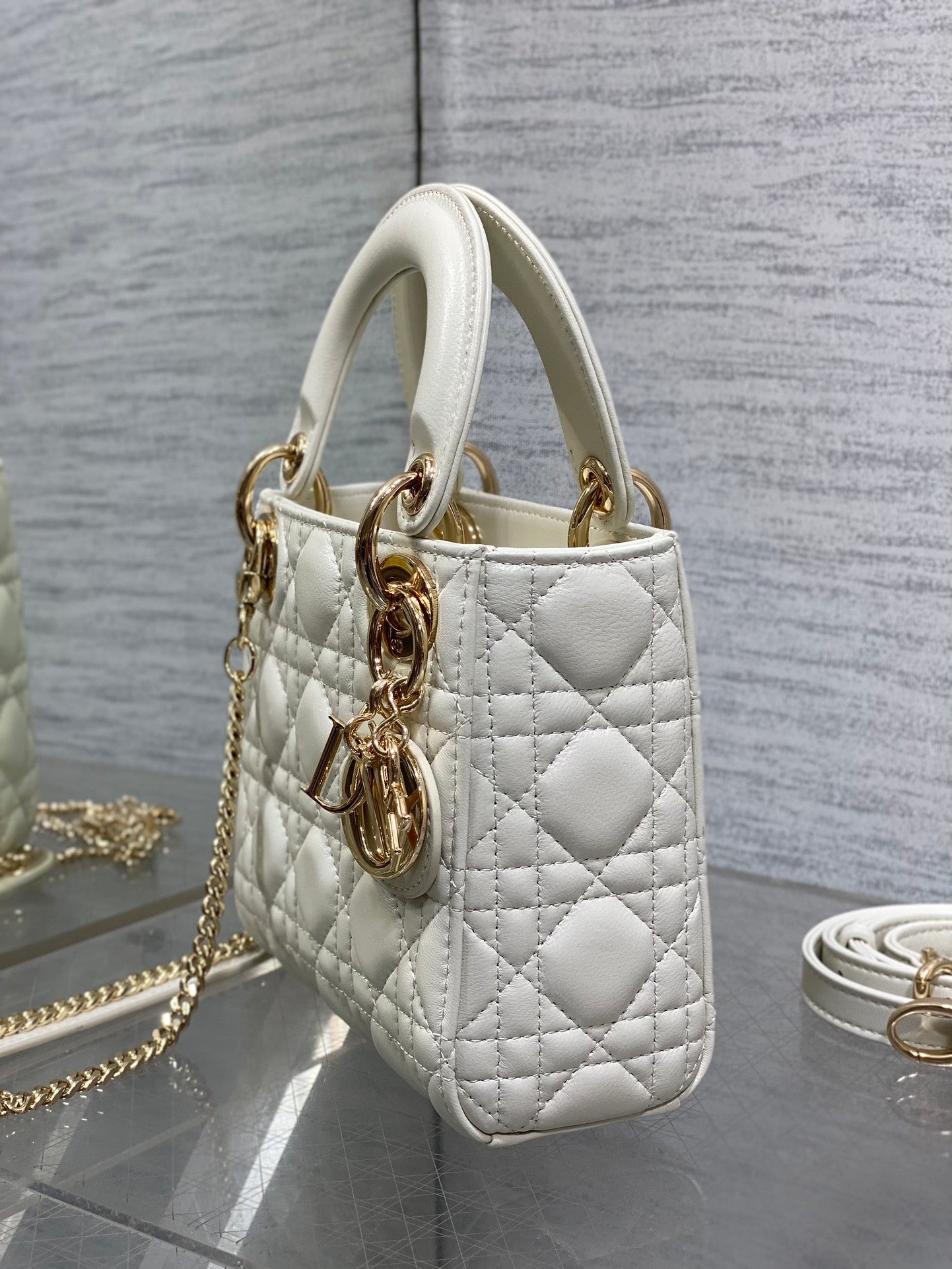 Classic White Quilted Handbag: A Choice of Exquisite Elegance