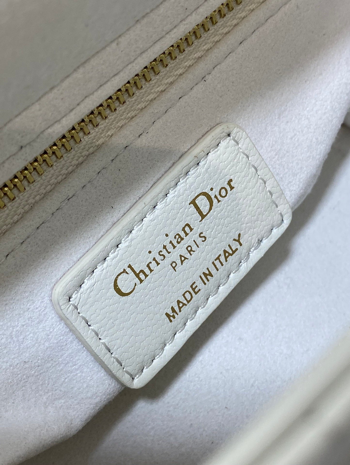 Classic White Quilted Handbag: A Choice of Exquisite Elegance