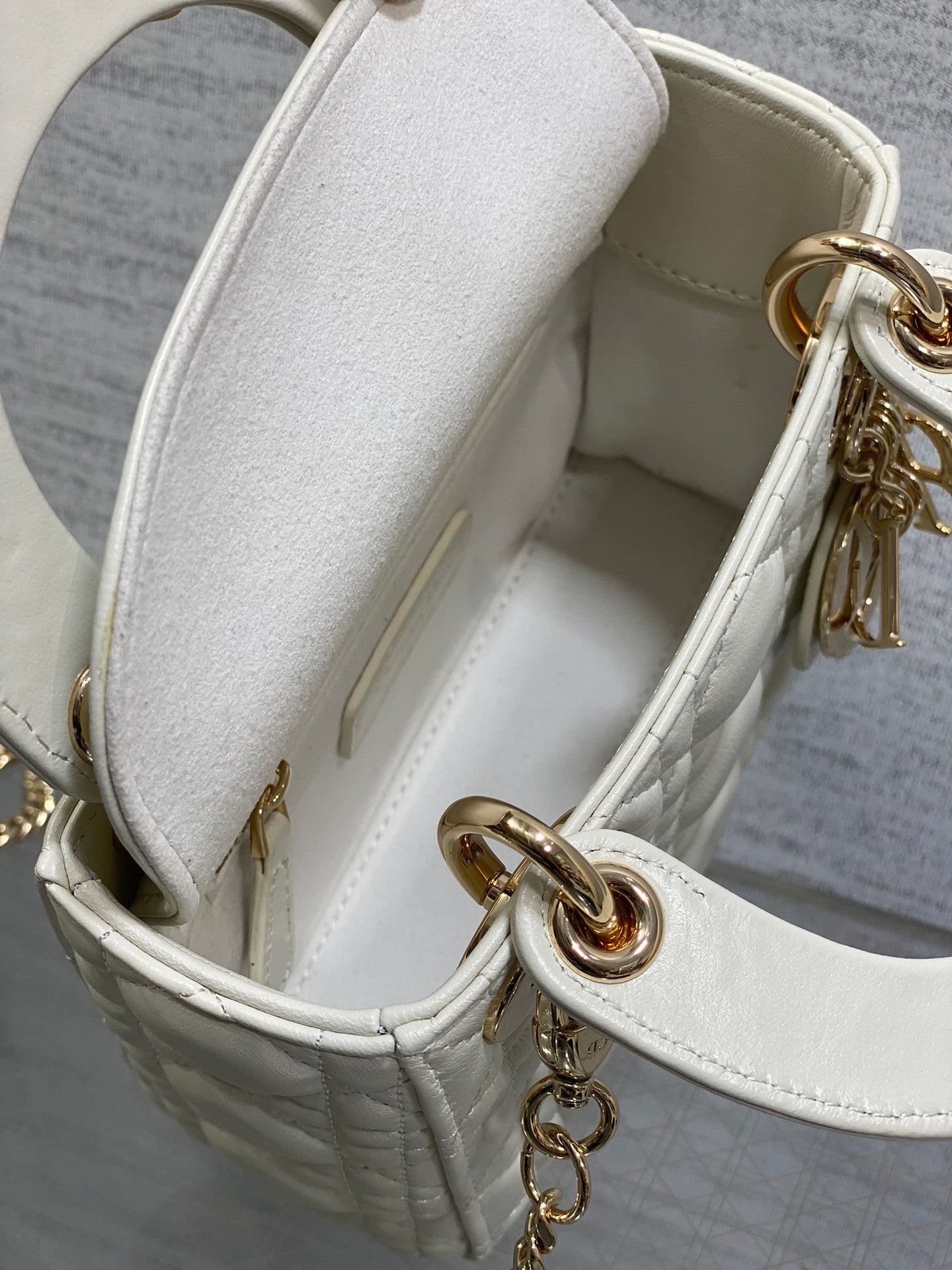 Classic White Quilted Handbag: A Choice of Exquisite Elegance