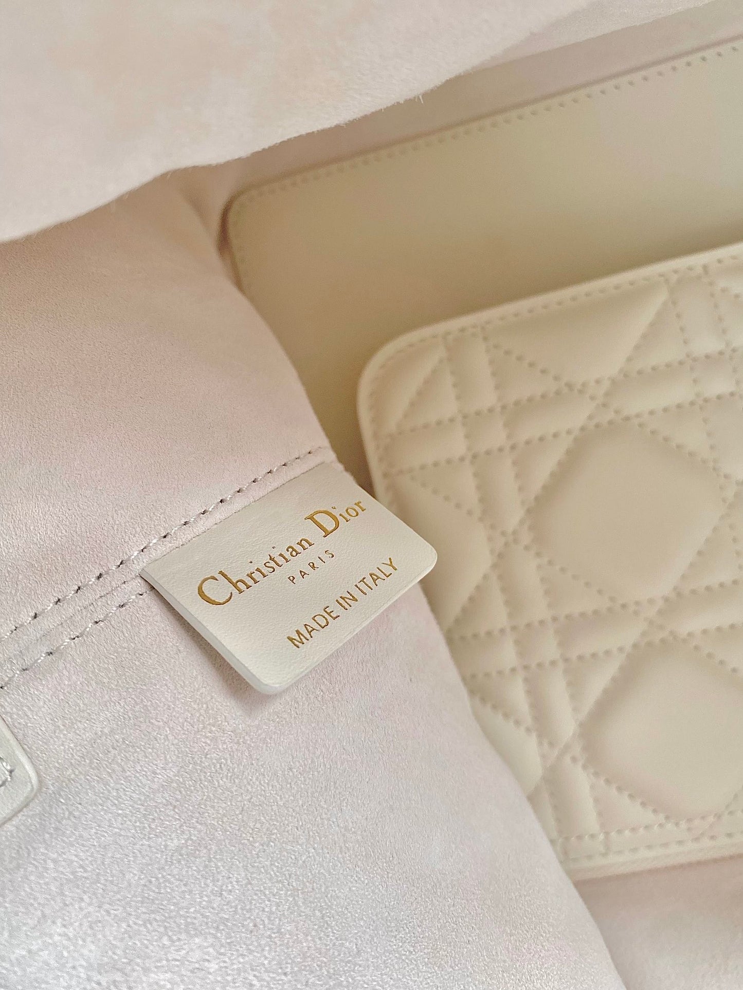 Pure Elegance!White Quilted Handbag - The Perfect Fusion of Classic and Fashion