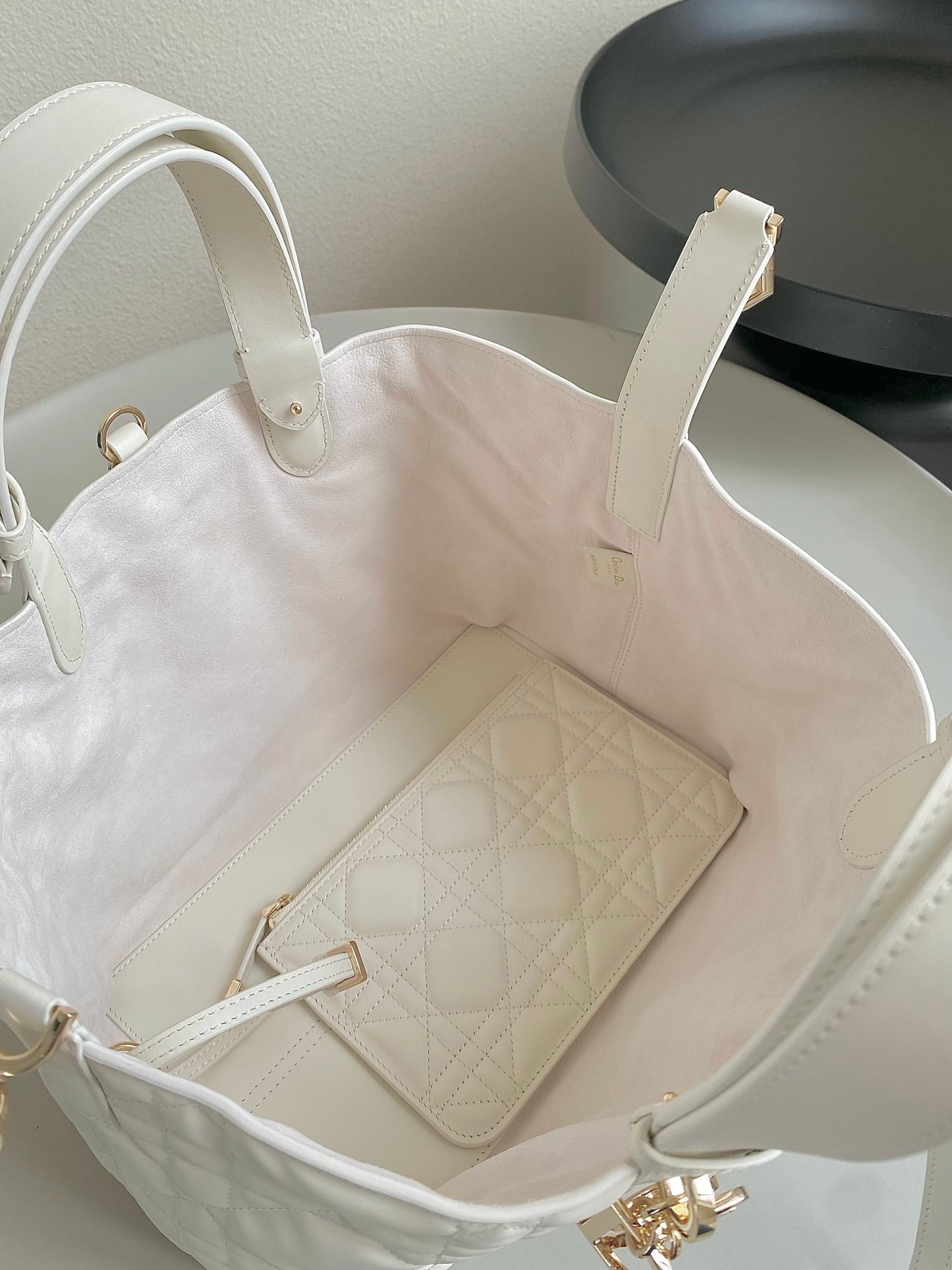 Pure Elegance!White Quilted Handbag - The Perfect Fusion of Classic and Fashion