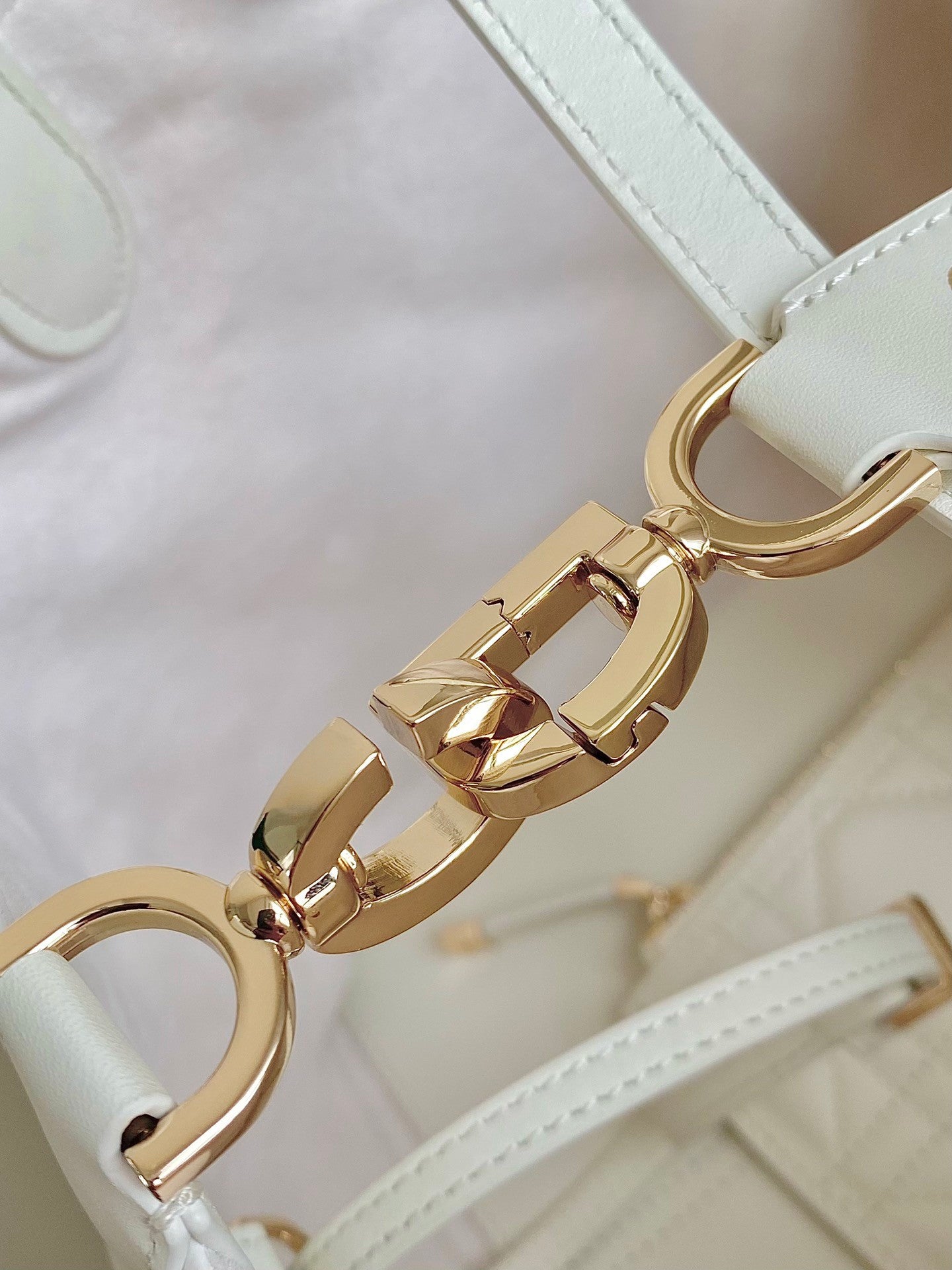 Pure Elegance!White Quilted Handbag - The Perfect Fusion of Classic and Fashion