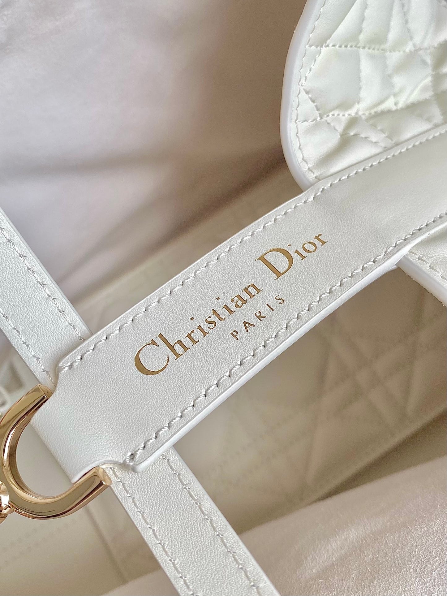 Pure Elegance!White Quilted Handbag - The Perfect Fusion of Classic and Fashion
