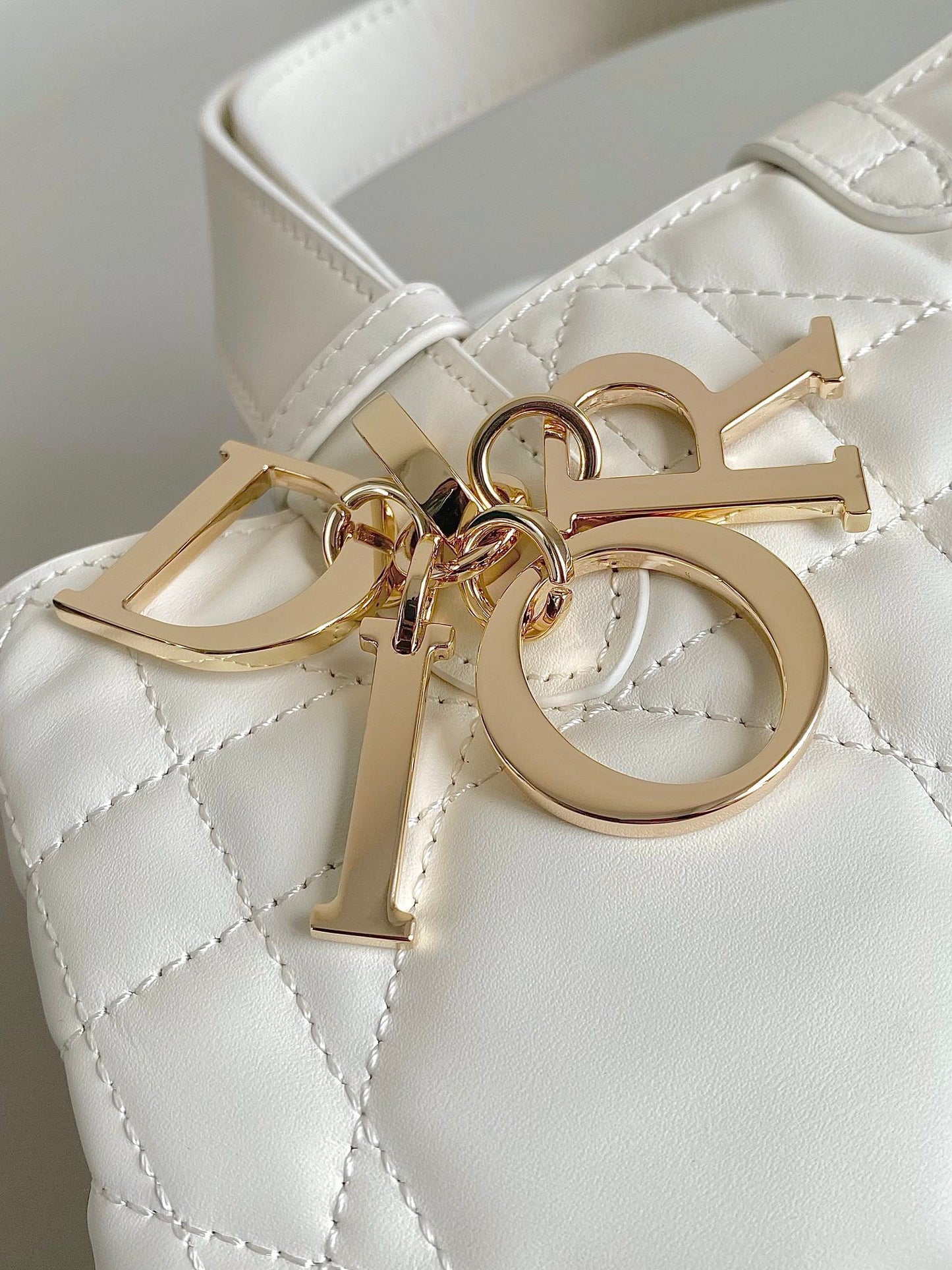 Pure Elegance!White Quilted Handbag - The Perfect Fusion of Classic and Fashion