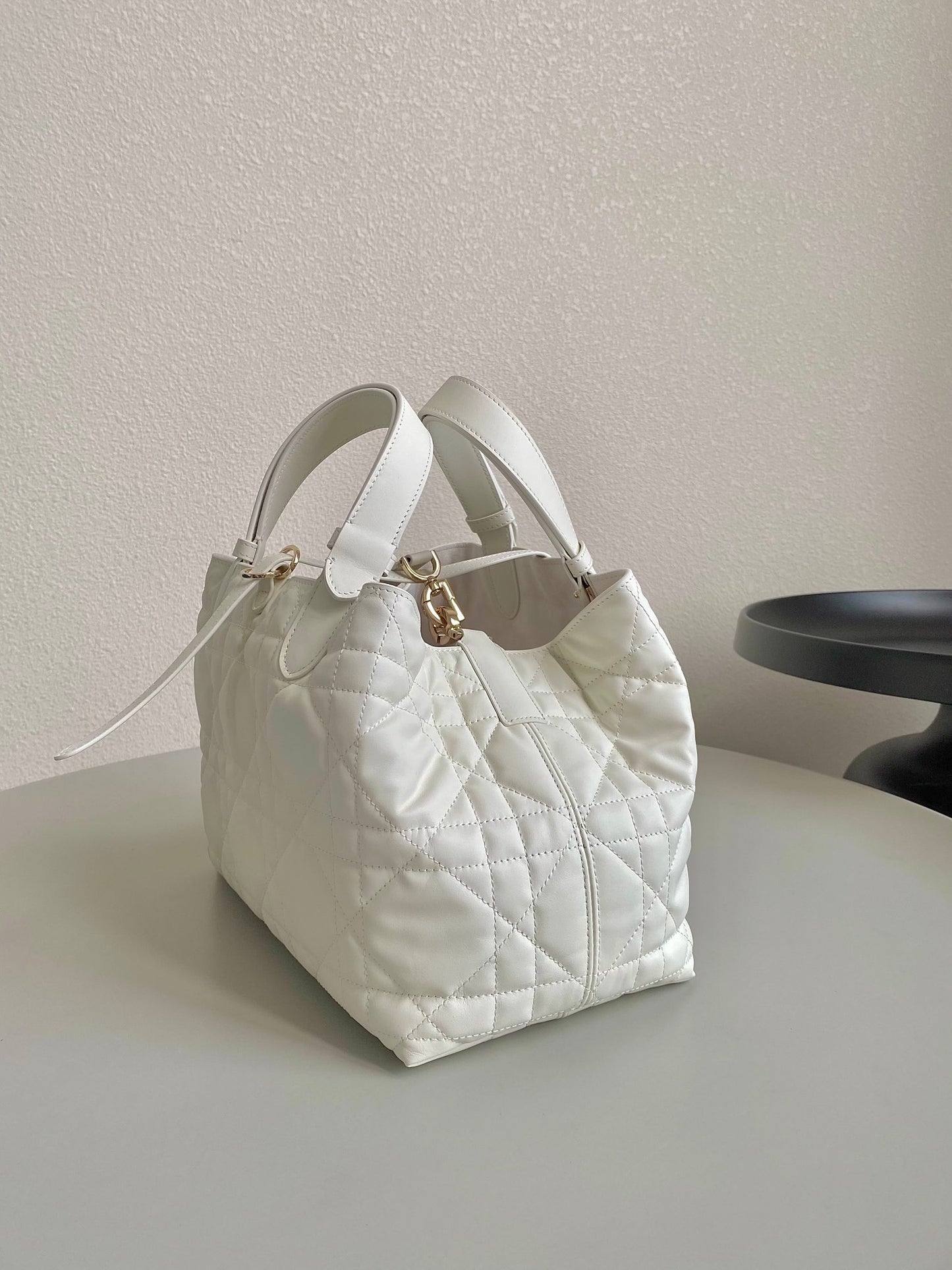 Pure Elegance!White Quilted Handbag - The Perfect Fusion of Classic and Fashion