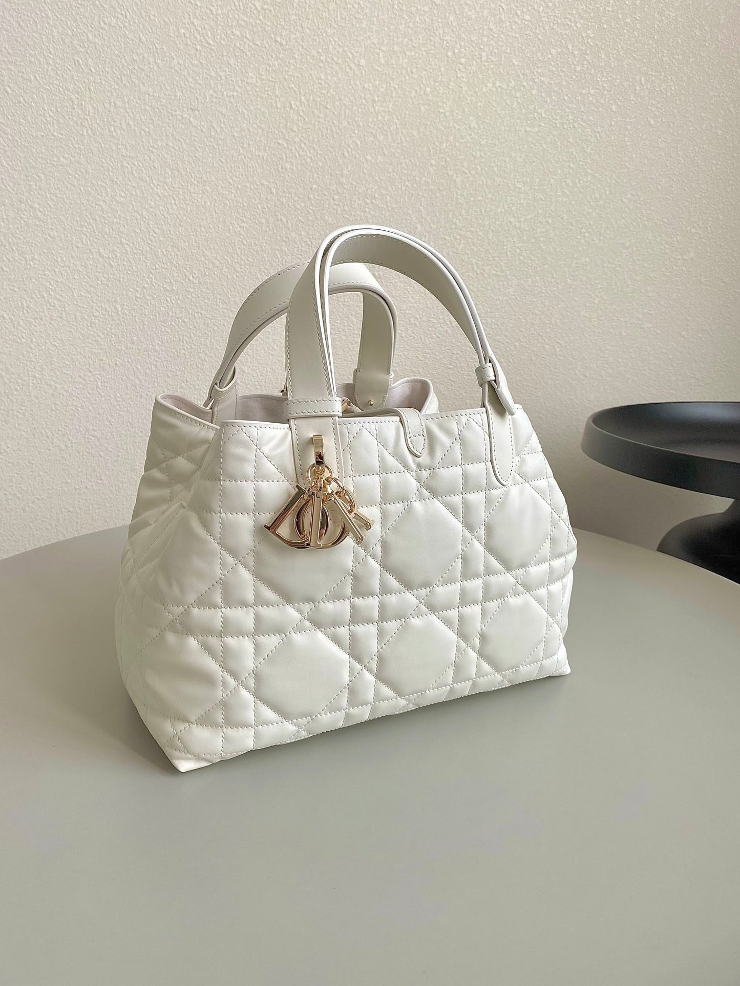 Pure Elegance!White Quilted Handbag - The Perfect Fusion of Classic and Fashion
