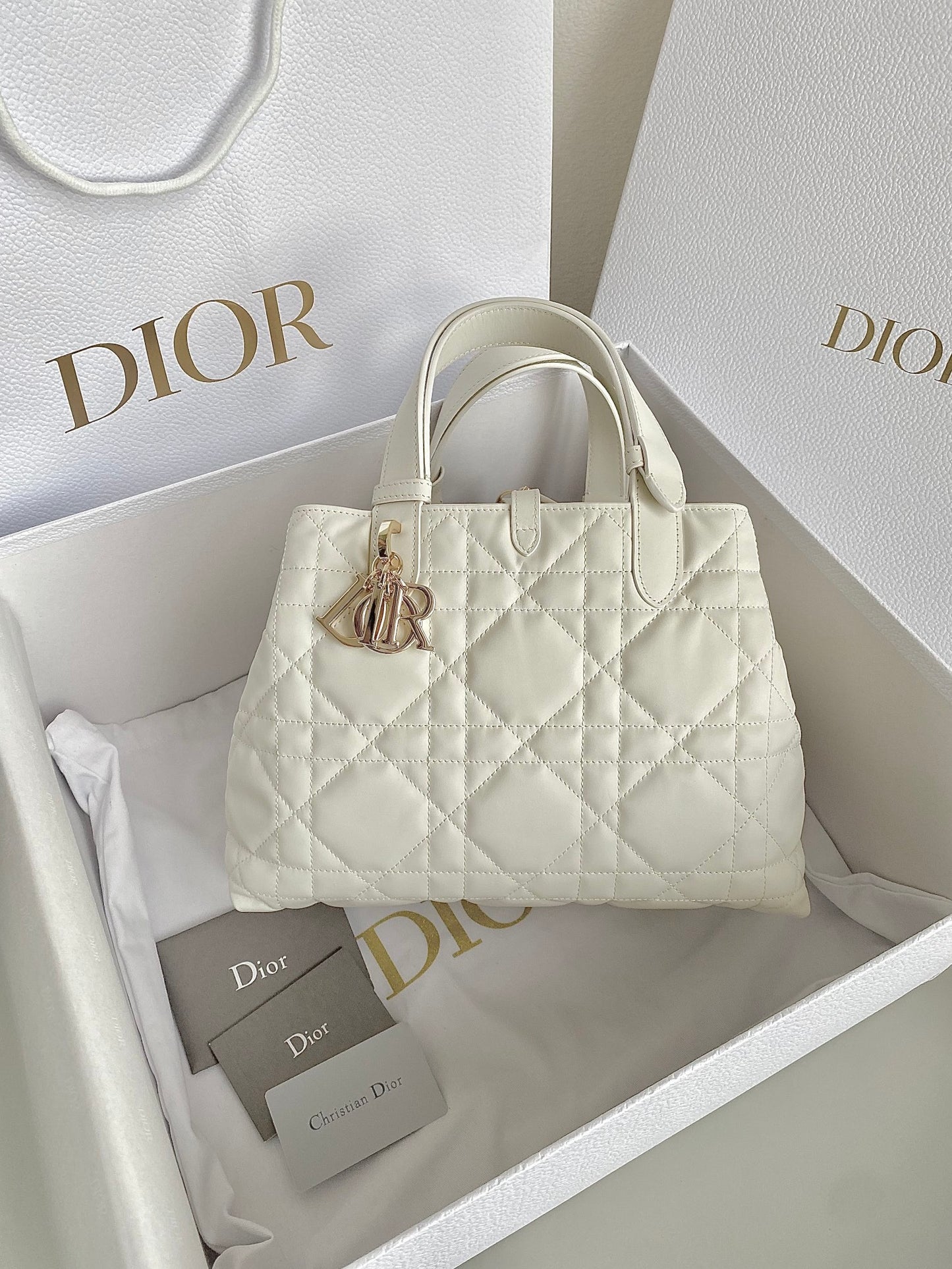 Pure Elegance!White Quilted Handbag - The Perfect Fusion of Classic and Fashion