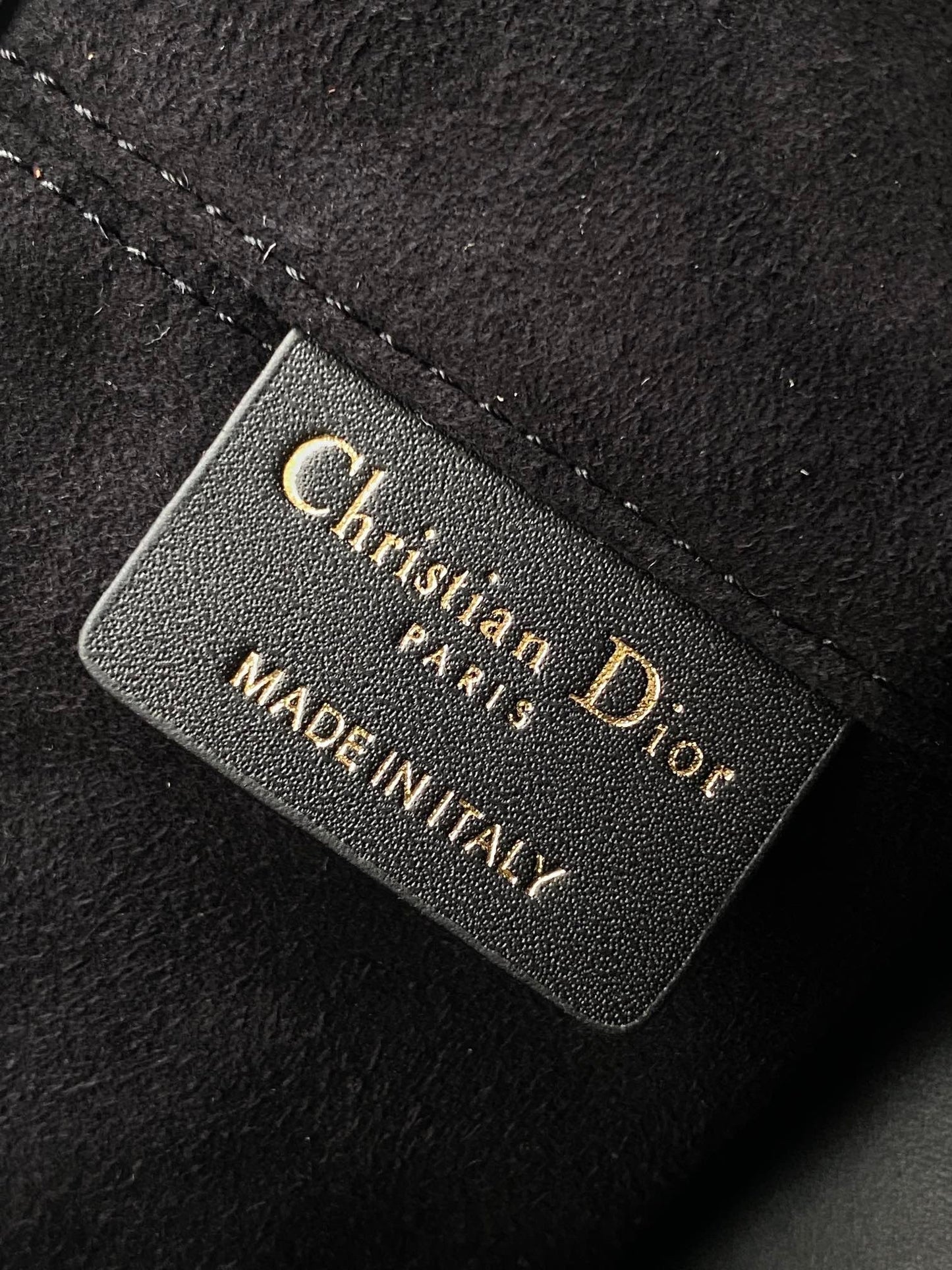 Classic Reinvented! Black Quilted Handbag - Where Luxury Meets Practicality