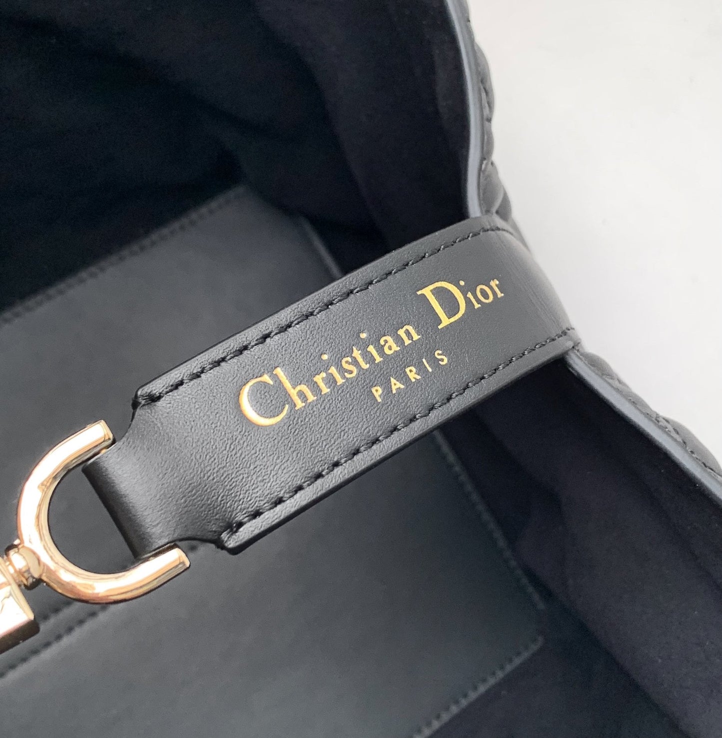 Classic Reinvented! Black Quilted Handbag - Where Luxury Meets Practicality